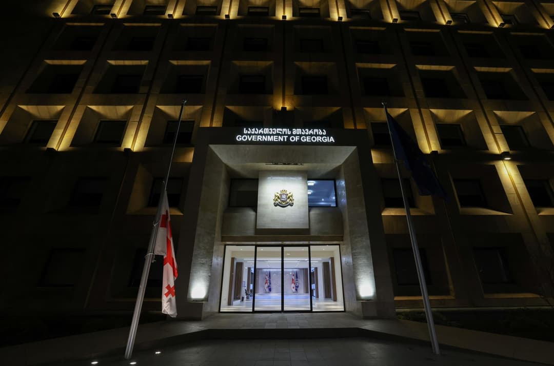 მთავრობის ადმინისტრაციის შენობაზე სახელმწიფო დროშა დაეშვა