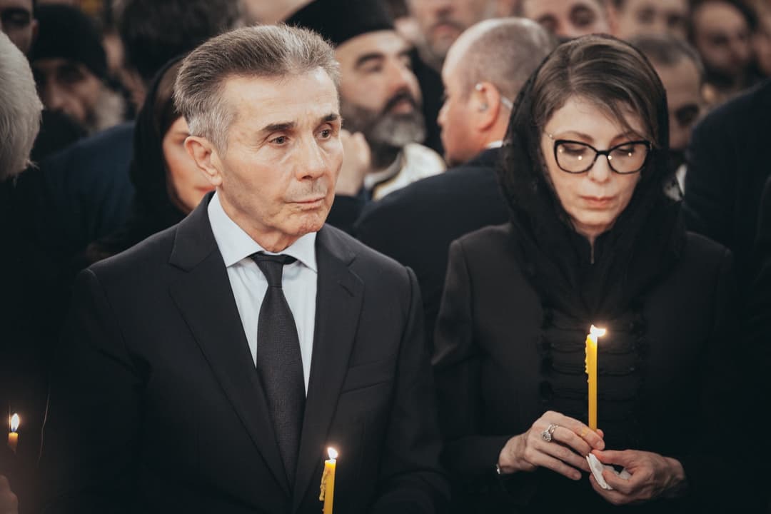 ბიძინა ივანიშვილი - ადამიანის ცხოვრებაში იშვიათად დგება მწუხარებისა და მღელვარების ისეთი წამი, როგორიც ახლა ჩემთვის დგას, დღეს, მთელი ერის წინაშე ვემშვიდობები ჩვენს სულიერ მამას