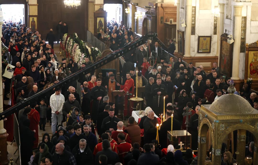 სამების ტაძარში პატრიარქის სამოქალაქო პანაშვიდი გრძელდება