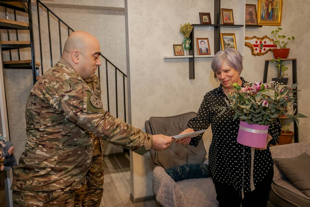 თავდაცვის ძალების სამხედრო მოსამსახურეებმა დაღუპული სამხედროების  დედებს 3 მარტი მიულოცეს