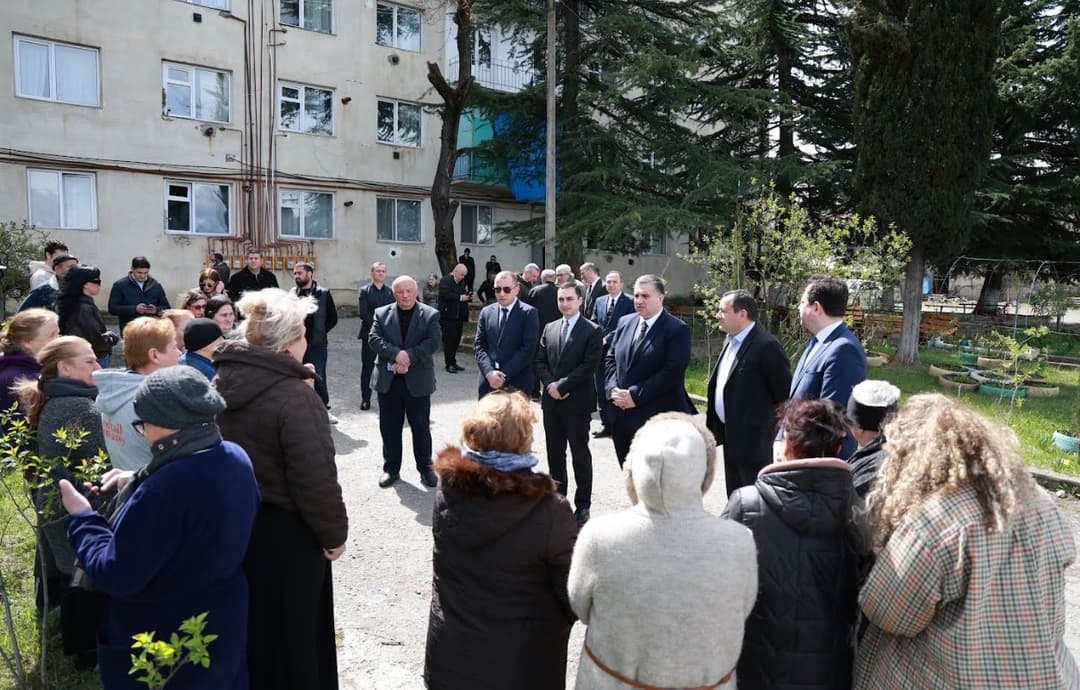 გიორგი ჯინჭარაძემ კახეთში მცხოვრებ დევნილებს სააღდგომო ნობათები გადასცა