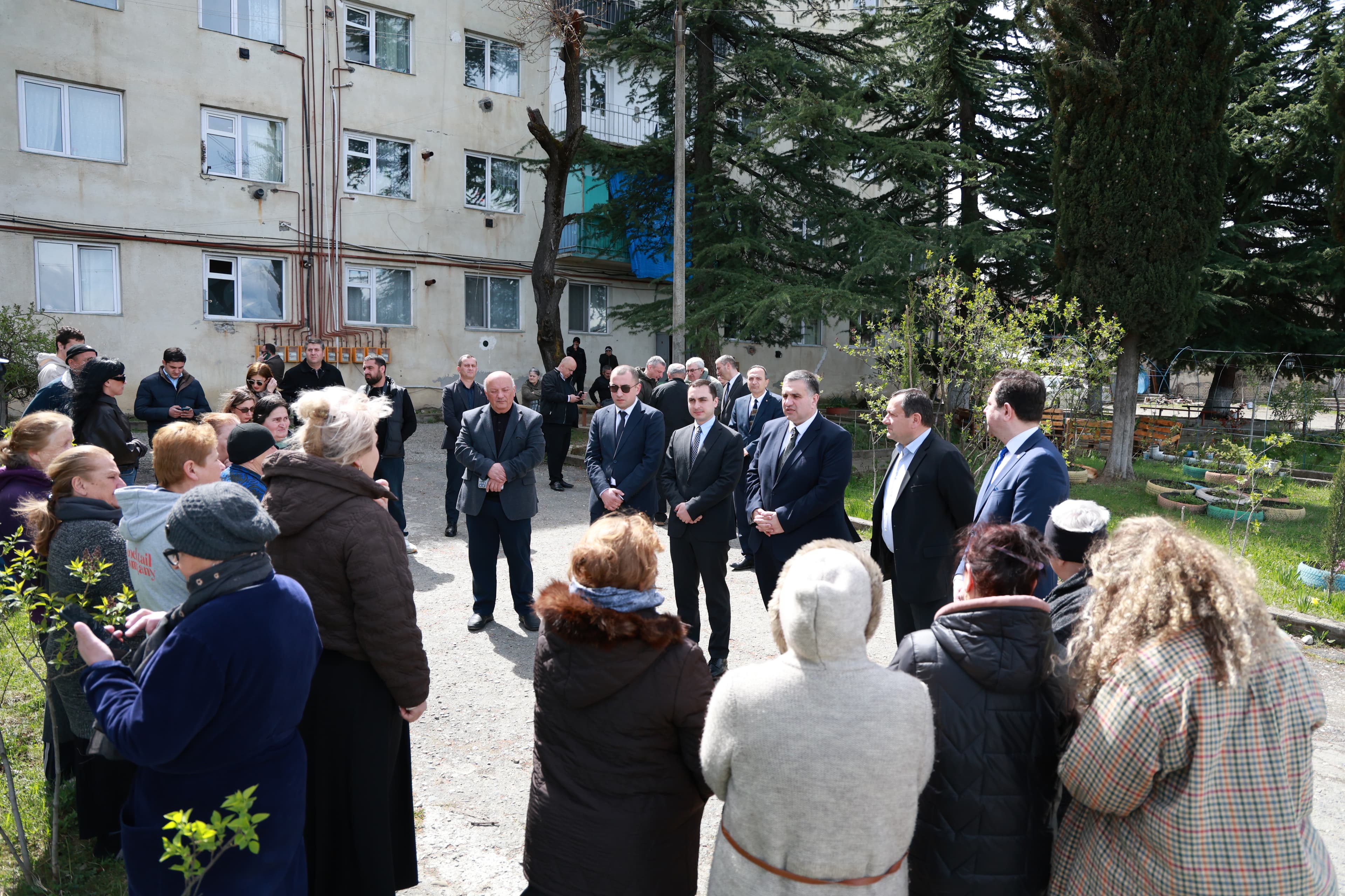 გიორგი ჯინჭარაძემ კახეთში მცხოვრებ დევნილებს სააღდგომო ნობათები გადასცა