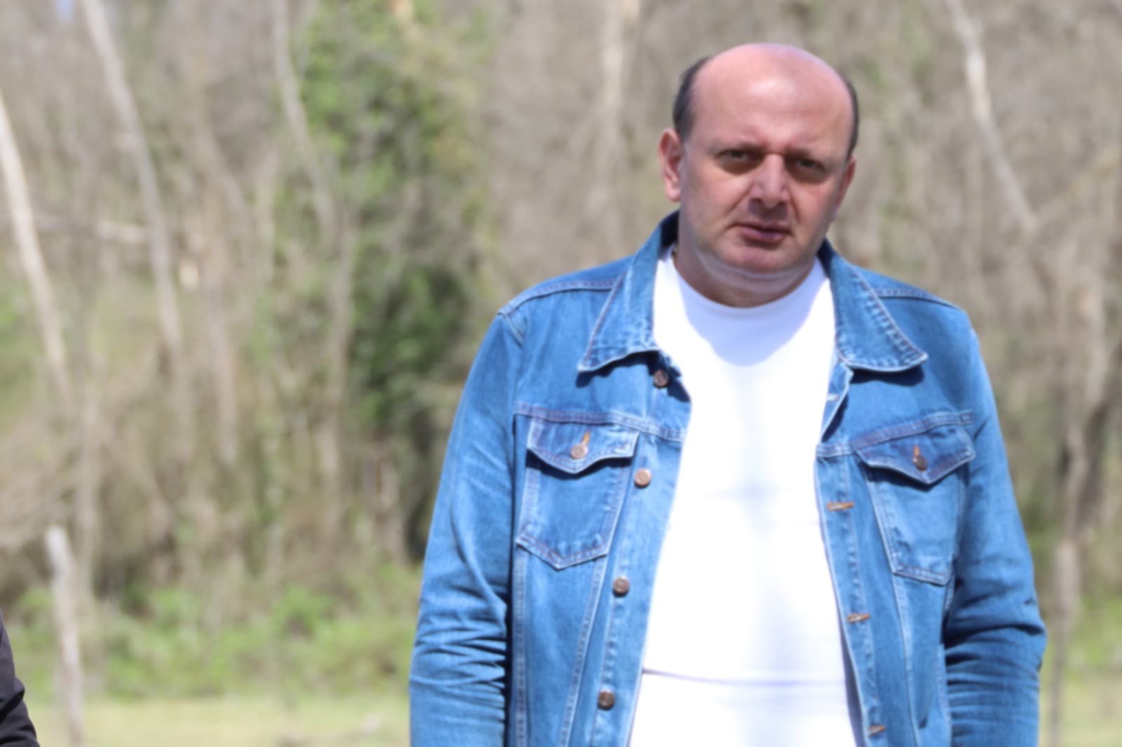 <p style="text-align: justify">თერჯოლის მუნიციპალიტეტის მერმა მანუჩარ რობაქიძემ საკრებულოს თავმჯდომარესთან სოსო ჩაფიჩაძესთან ერთად საგზაო ინფრასტრუქტურის სარეაბილიტაციო სამუშაოები დაათვალიერა.</p><p style="text-align: justify">მუნიციპალიტეტის მერიის ინფორმაციით, სოფელ ღვანკითში მიმდინარეობს ცენტრალური გზის სარეაბილიტაციო სამუშაოების მეორე ეტაპი. პროექტის ფარგლებში არმირებული ბეტონის საფარით რეაბილიტაცია ჩაუტარდება &nbsp;3,2 კმ გზას. სამუშაოების ხელშეკრულების ღირებულება შეადგენს 887 000 ლარს.</p><p style="text-align: justify">სოფელ ეწერში მიმდინარეობს უკელებების უბანში არსებული გზის სარეაბილიტაციო სამუშაოების მეორე ეტაპი, პროექტის ფარგლებში არმირებული ბეტონის საფარით რეაბილიტაცია ჩაუტარდება 3,5 კმ გზას. სამუშაოების ხელშეკრულების ღირებულება შეადგენს 827 100 ლარს.</p><p style="text-align: justify">ორივე ინფრასტრუქტურული პროექტი გარდამავალია და უახლოეს პერიოდში დასრულდება.</p><p style="text-align: justify">ინფრასტრუქტურული პროექტების მონიტორინგს მერის პირველი მოადგილე ზვიად ბაზაძე ადმინისტრაციულ ერთეულებში სოფლის მაჟორიტარ დეპუტატებთან და მერის წარმომადგენლებთან ერთად ესწრებოდა.</p>