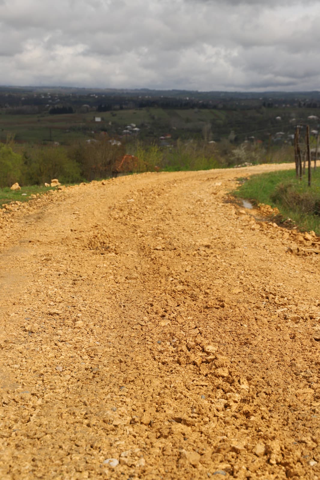 <p style="text-align: justify">აღდგომის ბრწყინვალე დღესასწაულის მოახლოებასთან დაკავშირებით, თერჯოლის მუნიციპალიტეტის მერიის ორგანიზებით, დღეს თერჯოლაში არსებული სასაფლაო და მისი მიმდებარე ტერიტორია დასუფთავდა.</p><p style="text-align: justify">მუნიციპალიტეტის წარმომადგენლებმა სასაფლაოს მიმდებარე ტერიტორია სამშენებლო და საყოფაცხოვრებო ნარჩენებისგან გაწმინდეს.</p><p style="text-align: justify">შეგროვილი ნარჩენები გატანილ იქნა დასუფთავების მუნიციპალური ცენტრის სპეციალური ტექნიკის გამოყენებით.</p><p style="text-align: justify">დღესვე, სასაფლაოსთან მისასვლელი გზა მოწესრიგდა რუფოთში, ჩხარსა და ალისუბანში.</p><p style="text-align: justify">მუნიციპალიტეტის მასშტაბით, სასაფლაოებთან მისასვლელი გზების მოწესრიგება და მიმდებარე ტერიტორიების დასუფთავების აქციები მთელი კვირის მანძილზე გაგრძელდება.</p>