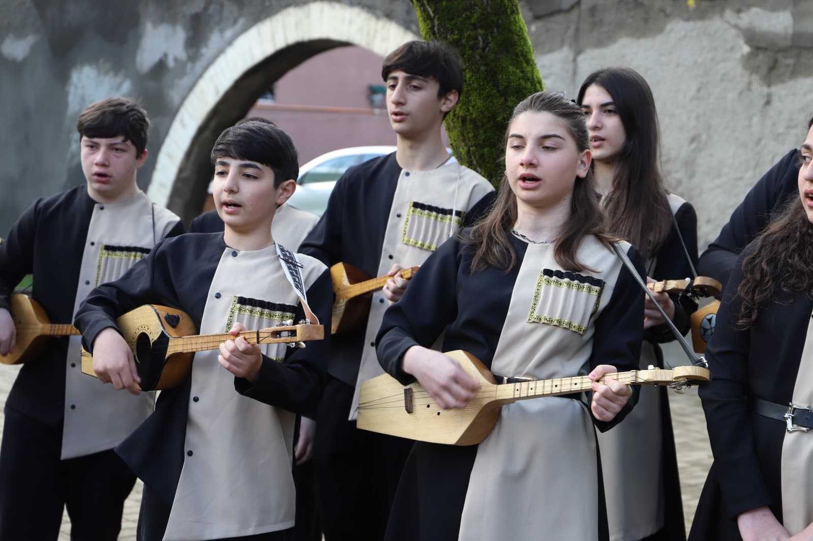 <p style="text-align: justify">თერჯოლის მუნიციპალიტეტის მერმა მანუჩარ რობაქიძემ, საკრებულოს თავმჯდომარემ სოსო ჩაფიჩაძემ და ადგილობრივი თვითმმართველობის სხვა წარმომადგენლებმა ქ.თერჯოლასა &nbsp;და სოფელ ძევრში, 9 აპრილის მემორიალები ყვავილებით შეამკეს და საქართველოს თავისუფლებისათვის ბრძოლაში დაღუპულთა ხსოვნას პატივი მიაგეს.&nbsp;</p><p style="text-align: justify">სასულიერო პირებმა გმირთა სულების მოსახსენებელი პანაშვიდი გადაიხადეს.&nbsp;</p><p style="text-align: justify">9 აპრილის ტრაგედიიდან 37 წელი გავიდა.</p>