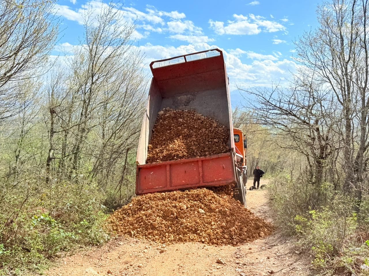 <p style="text-align: justify">თერჯოლის მუნიციპალიტეტში, აღდგომის დღესასწაულთან დაკავშირებით, სასაფლაოების მიმდებარე ტერიტორიების და მისასვლელი გზების მოწესრიგება მიმდინარეობს.</p><p style="text-align: justify">პრესსამსახურის ინფორმაციით, მუნიციპალიტეტის მასშტაბით, ყველა სასაფლაოსთან მისასვლელი გზა გაიწმინდება და მოიხრეშება, რათა მოსახლეობამ თავისუფლად და უსაფრთხოდ შეძლოს გადაადგილება.</p><p style="text-align: justify">სამუშაოები მუნიციპალიტეტის მერიისა და ა (ა) იპ დასუფთავებისა და კეთილმოწყობის მუნიციპალური ცენტრის ორგანიზებით მიმდინარეობს.</p>