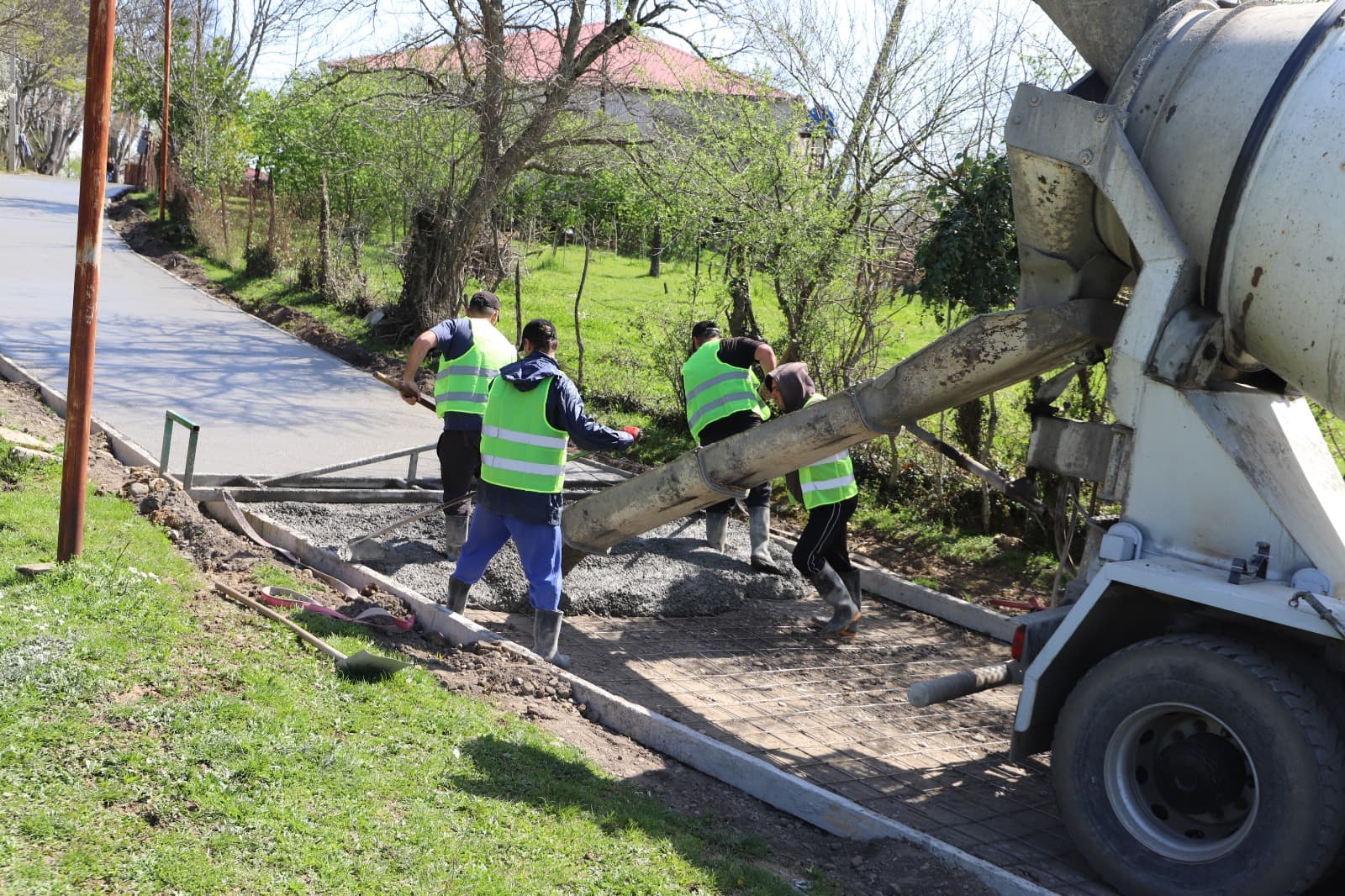 <p style="text-align: justify">თერჯოლის მუნიციპალიტეტის მერმა მანუჩარ რობაქიძემ საკრებულოს თავმჯდომარესთან სოსო ჩაფიჩაძესთან ერთად საგზაო ინფრასტრუქტურის სარეაბილიტაციო სამუშაოები დაათვალიერა.</p><p style="text-align: justify">მუნიციპალიტეტის მერიის ინფორმაციით, სოფელ ღვანკითში მიმდინარეობს ცენტრალური გზის სარეაბილიტაციო სამუშაოების მეორე ეტაპი. პროექტის ფარგლებში არმირებული ბეტონის საფარით რეაბილიტაცია ჩაუტარდება &nbsp;3,2 კმ გზას. სამუშაოების ხელშეკრულების ღირებულება შეადგენს 887 000 ლარს.</p><p style="text-align: justify">სოფელ ეწერში მიმდინარეობს უკელებების უბანში არსებული გზის სარეაბილიტაციო სამუშაოების მეორე ეტაპი, პროექტის ფარგლებში არმირებული ბეტონის საფარით რეაბილიტაცია ჩაუტარდება 3,5 კმ გზას. სამუშაოების ხელშეკრულების ღირებულება შეადგენს 827 100 ლარს.</p><p style="text-align: justify">ორივე ინფრასტრუქტურული პროექტი გარდამავალია და უახლოეს პერიოდში დასრულდება.</p><p style="text-align: justify">ინფრასტრუქტურული პროექტების მონიტორინგს მერის პირველი მოადგილე ზვიად ბაზაძე ადმინისტრაციულ ერთეულებში სოფლის მაჟორიტარ დეპუტატებთან და მერის წარმომადგენლებთან ერთად ესწრებოდა.</p>