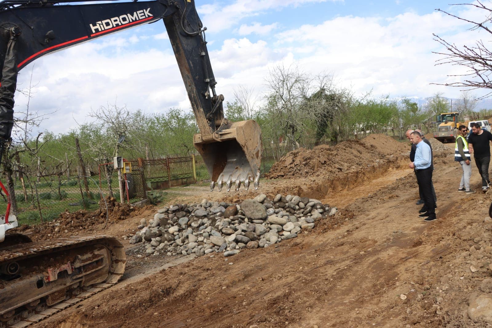 <p style="text-align: justify">ადგილობრივი მნიშვნელობის ნაკიფუ-ულურიას საავტომობილო გზის რეაბილიტაცია დაიწყო.</p><p style="text-align: justify">სამუშაოების მიმდინარეობას წალენჯიხის მუნიციპალიტეტის მერი გუბა საჯაია, მერის პირველ მოადგილესთან ბესიკ ფარცვანიასთან ერთად გაეცნო.</p><p style="text-align: justify">სარეაბილიტაციო მონაკვეთი 4 კილომეტრზე, ნაკიფუ-ულურია-ჩხოროწყუს მუნიციპალიტეტის სოფელ ჯუმითს დაუკავშირდება.</p><p style="text-align: justify">პროექტი სახელმწიფო ბიუჯეტიდან ფინანსდება და სამუშაოებს საავტომობილო გზების დეპარტამენტი ასრულებს. ამ ეტაპზე გზის ვაკისის მოხსნა-მოშანდაკების სამუშაოები მიმდინარეობს.</p><p style="text-align: justify">აღნიშნულ &nbsp;გზაზე ბოლო 30 წელზე მეტია სარეაბილიტაციო სამუშაოები არ ჩატარებულა, დაზიანებული საფარი კი მოსახლეობის ყოველდღიურ გადაადგილებას მნიშვნელოვნად ართულებდა.</p><p style="text-align: justify">პროექტის ფარგლებში განხორციელდება გზის სრული რეაბილიტაცია, ასფალტბეტონის საფარის მოწყობა, კიუვეტებისა და სანიაღვრე არხების გამართვა.</p>