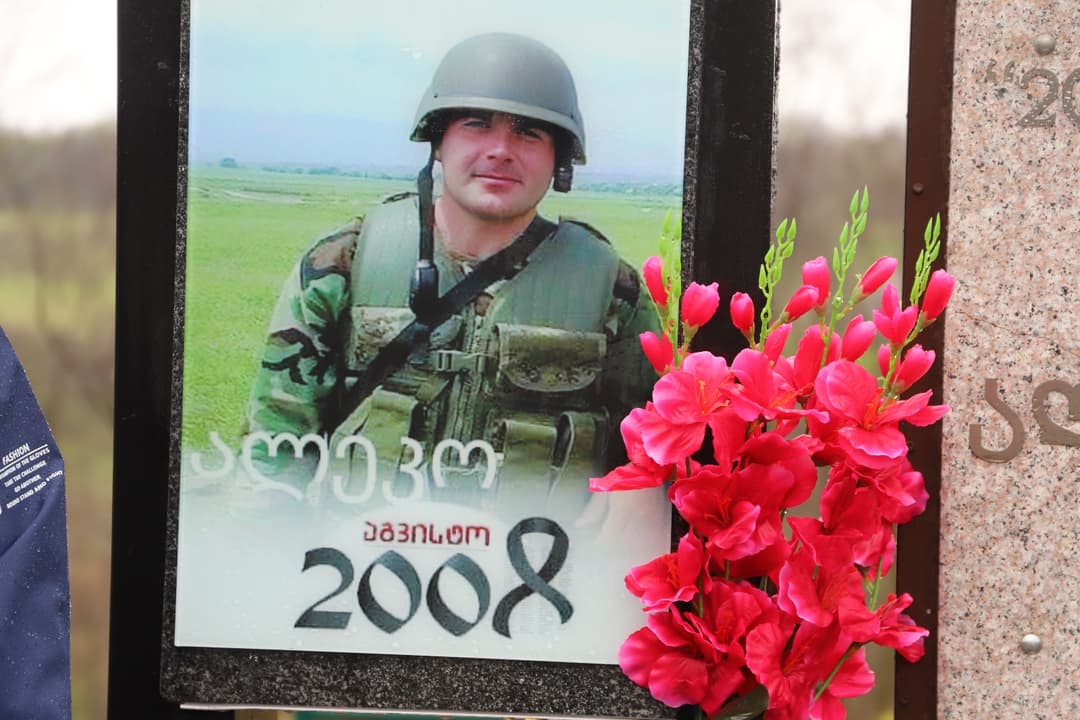 თერჯოლის მუნიციპალიტეტის მერმა აგვისტოს ომის გმირის ალია ბარდაველიძის სახელობის მემორიალი გვირგვინით შეამკო