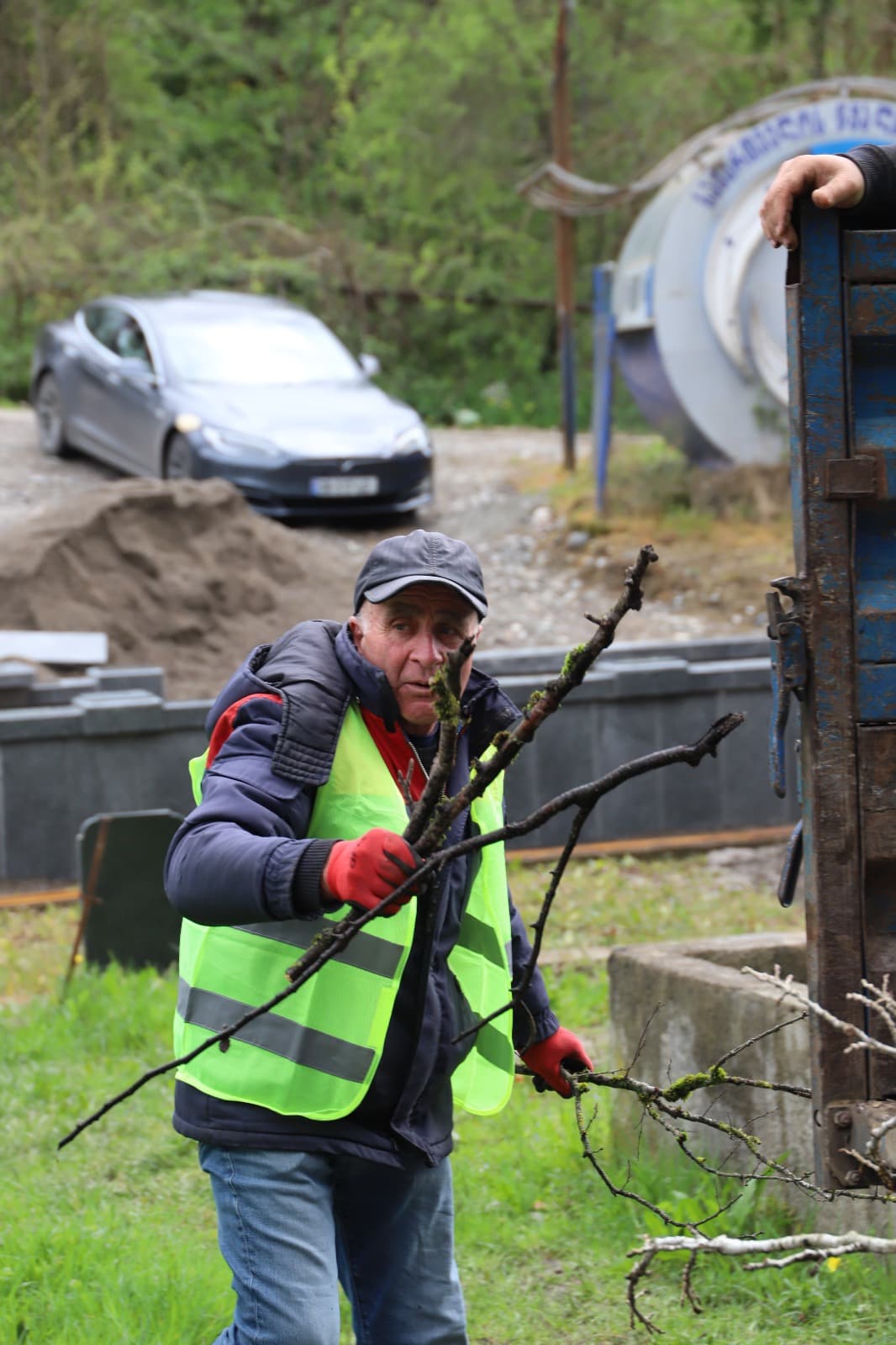 <p style="text-align: justify">აღდგომის ბრწყინვალე დღესასწაულის მოახლოებასთან დაკავშირებით, თერჯოლის მუნიციპალიტეტის მერიის ორგანიზებით, დღეს თერჯოლაში არსებული სასაფლაო და მისი მიმდებარე ტერიტორია დასუფთავდა.</p><p style="text-align: justify">მუნიციპალიტეტის წარმომადგენლებმა სასაფლაოს მიმდებარე ტერიტორია სამშენებლო და საყოფაცხოვრებო ნარჩენებისგან გაწმინდეს.</p><p style="text-align: justify">შეგროვილი ნარჩენები გატანილ იქნა დასუფთავების მუნიციპალური ცენტრის სპეციალური ტექნიკის გამოყენებით.</p><p style="text-align: justify">დღესვე, სასაფლაოსთან მისასვლელი გზა მოწესრიგდა რუფოთში, ჩხარსა და ალისუბანში.</p><p style="text-align: justify">მუნიციპალიტეტის მასშტაბით, სასაფლაოებთან მისასვლელი გზების მოწესრიგება და მიმდებარე ტერიტორიების დასუფთავების აქციები მთელი კვირის მანძილზე გაგრძელდება.</p>