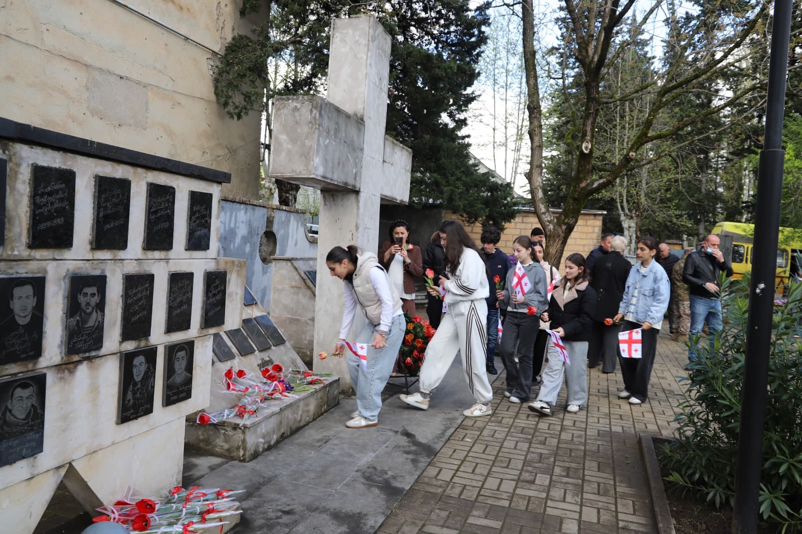 <p style="text-align: justify">თერჯოლის მუნიციპალიტეტის მერმა მანუჩარ რობაქიძემ, საკრებულოს თავმჯდომარემ სოსო ჩაფიჩაძემ და ადგილობრივი თვითმმართველობის სხვა წარმომადგენლებმა ქ.თერჯოლასა &nbsp;და სოფელ ძევრში, 9 აპრილის მემორიალები ყვავილებით შეამკეს და საქართველოს თავისუფლებისათვის ბრძოლაში დაღუპულთა ხსოვნას პატივი მიაგეს.&nbsp;</p><p style="text-align: justify">სასულიერო პირებმა გმირთა სულების მოსახსენებელი პანაშვიდი გადაიხადეს.&nbsp;</p><p style="text-align: justify">9 აპრილის ტრაგედიიდან 37 წელი გავიდა.</p>