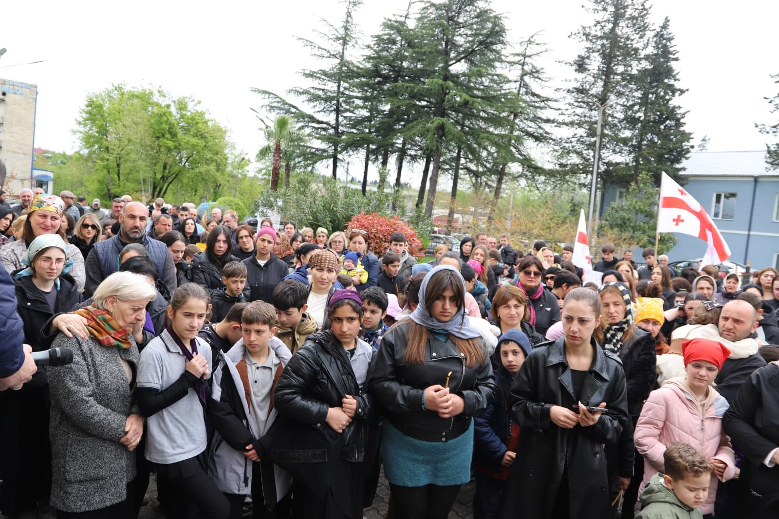 <p style="text-align: justify">თერჯოლის მუნიციპალიტეტის მერი მანუჩარ რობაქიძე, საკრებულოს თავმჯდომარე სოსო ჩაფიჩაძესთან ერთად, საქართველოს კათოლიკოს-პატრიარქის ხსოვნისადმი მიძღვნილ ღონისძიებას დაესწრო.</p><p style="text-align: justify">ღონისძიების ფარგლებში, ღვთისმშობლის ხარების ტაძარში ჩატარდა უწმინდესისა და უნეტარესის ილია II–ის სულის მოსახსენებელი პანაშვიდი; მოეწყო პატრიარქისადმი მიძღვნილი თემატური სტენდი, სადაც გამოფენილი იყო საჯარო სკოლის მოსწავლეთა თვალით დანახული პატრიარქის პორტრეტები, ქართული კალიგრაფიით შესრულებული „გვიყვარხარ პატრიარქო“, ასევე გაიმართა სხვა ღონისძიებები.&nbsp;</p><p style="text-align: justify">ღვთისმშობლის ხარების ტაძრის ეზოში, დაირგო კვიპაროსის და კედარის ნერგები.</p><p style="text-align: justify">ღონისძიებების ფარგლებში მონაწილეები კულტურის სახლის დარბაზში დოკუმენტური ფილმის "პატრიარქის"&nbsp; ჩვენებას დაესწრნენ. &nbsp;</p><p style="text-align: justify">პატრიარქის ხსოვნისადმი მიძღვნილი შემეცნებითი ღონისძიება მერიის განათლების, კულტურის,სპორტის და ახალგაზრდულ საქმეთა სამსახურის ორგანიზებით მოეწყო და მას თერჯოლისა და ტყიბულის მეუფე, მიტროპოლიტი &nbsp;გიორგი შალამბერიძე, მერის მოადგილეები: ზვიად ბაზაძე და მირზა ქოჩიაშვილი დაესწრნენ, ადგილობრივი ხელისუფლების და სასკოლო საზოგადოების &nbsp;წარმომადგენლებთან ერთად.</p>