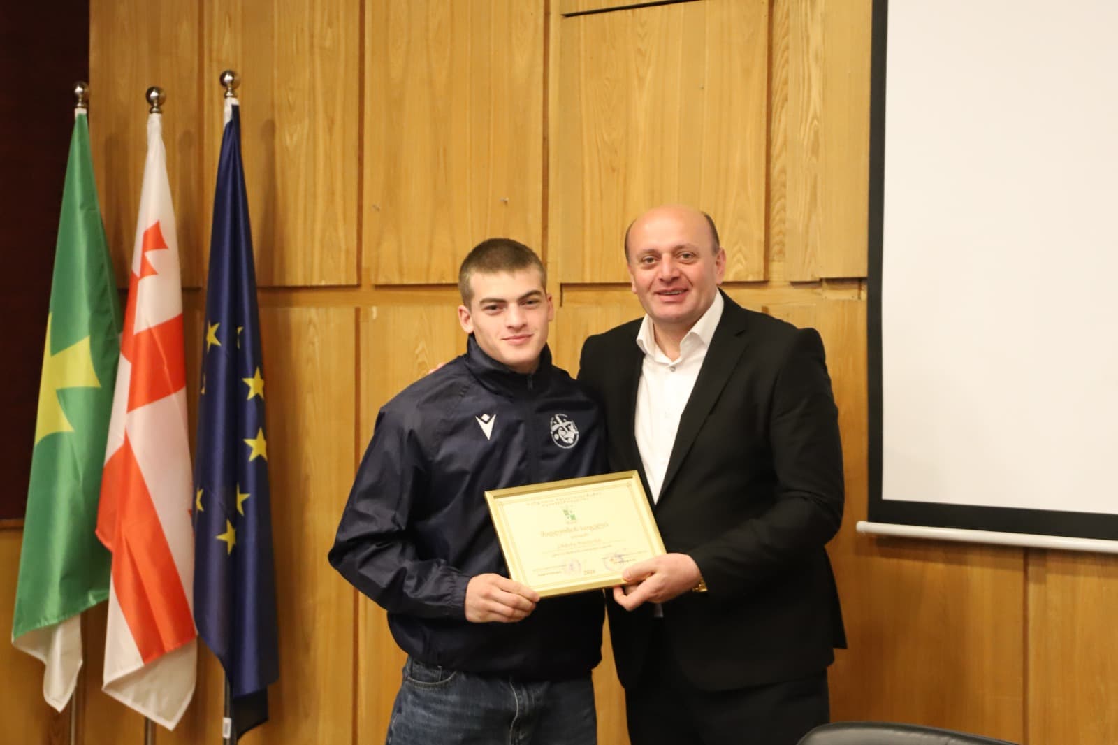 <p style="text-align: justify">თერჯოლის მუნიციპალიტეტის მერი მანუჩარ რობაქიძე, საკრებულოს თავმჯდომარე სოსო ჩაფიჩაძესთან ერთად, სამბოში ევროპის პრიზიორებს - ვახტანგ შუღლაძეს და ლუკა ნიქაბაძეს შეხვდა.</p><p style="text-align: justify">მერმა გამარჯვებულ სპორტსმენებს და მათ მწვრთნელს ლერი ჯიხვაშვილს &nbsp;მიღწეული შედეგები მიულოცა, მადლობის სიგელები გადასცა და შემდგომში წარმატებები უსურვა. &nbsp;ევროპის პრიზიორებს მუნიციპალიტეტის მერიისგან ჯილდოდ 1000 ლარი გადაეცემა.</p><p style="text-align: justify">სერბეთში გამართული ევროპის ჩემპიონატის ფარგლებში, თერჯოლელმა სამბისტებმა 21-წლამდელებს შორის, საბრძოლო სამბოში მიიღეს მონაწილეობა, ვახტანგ შუღლაძემ (-79 კგ) და ლუკა ნიქაბაძემ (-98 კგ) &nbsp;ბრინჯაოს მედლები მოიპოვეს.</p><p style="text-align: justify">შეხვედრას მერიის განათლების, კულტურის, სპორტის და ახალგაზრდულ საქმეთა სამსახურის ხელმძღვანელი მაკა ასათიანი, საკრებულოს განათლების, კულტურის და ახალგაზრდულ საქმეთა კომისიის თავმჯდომარე ნინო ოქრუაძე, საკრებულოს აპარატის უფროსი ანა მარგველაშვილი და თერჯოლის სპორტის სასახლის დირექტორი ირაკლი ჩხეიძე დაესწრნენ.</p>