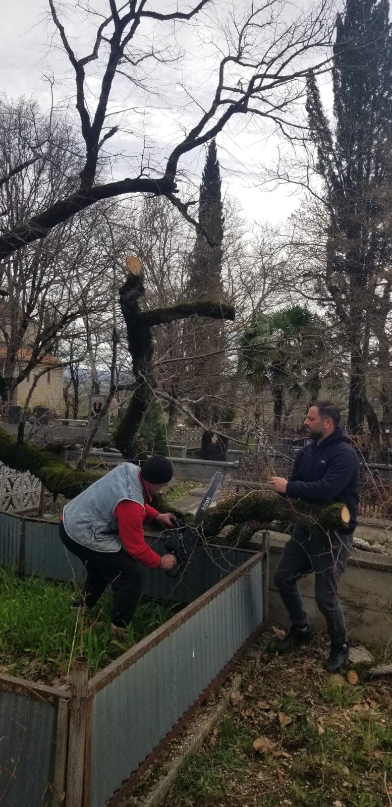 <p style="text-align: justify">თერჯოლის მუნიციპალიტეტში, აღდგომის დღესასწაულთან დაკავშირებით, სასაფლაოების მიმდებარე ტერიტორიების და მისასვლელი გზების მოწესრიგება მიმდინარეობს.</p><p style="text-align: justify">პრესსამსახურის ინფორმაციით, მუნიციპალიტეტის მასშტაბით, ყველა სასაფლაოსთან მისასვლელი გზა გაიწმინდება და მოიხრეშება, რათა მოსახლეობამ თავისუფლად და უსაფრთხოდ შეძლოს გადაადგილება.</p><p style="text-align: justify">სამუშაოები მუნიციპალიტეტის მერიისა და ა (ა) იპ დასუფთავებისა და კეთილმოწყობის მუნიციპალური ცენტრის ორგანიზებით მიმდინარეობს.</p>