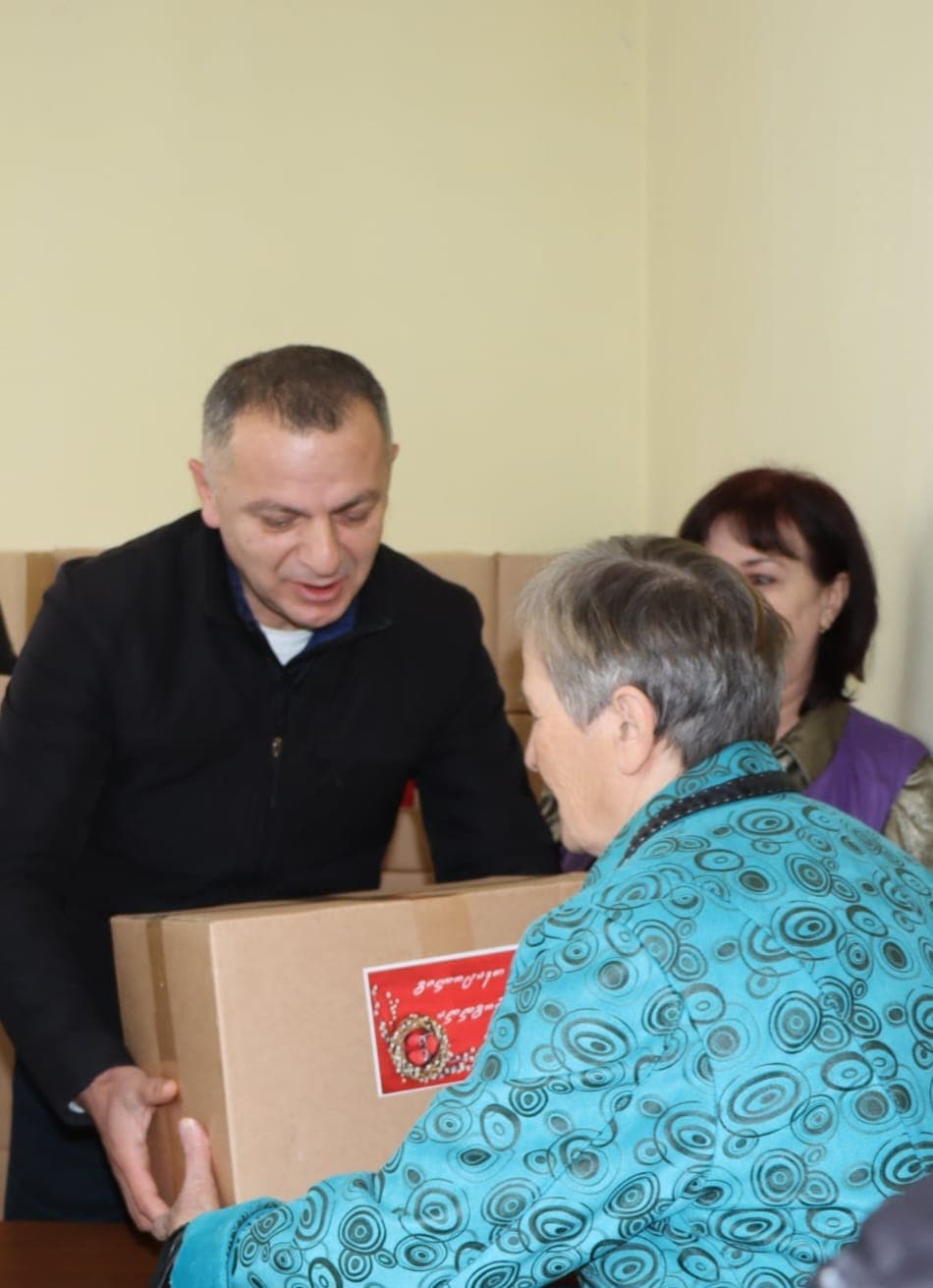 <p style="text-align: justify">უფასო სასადილოთი მოსარგებლე ბენეფიციარებს სააღდგომო ნობათი გადაეცათ.</p><p style="text-align: justify">წალენჯიხის მუნიციპალიტეტის მერმა გუბა საჯაიამ, საკრებულოს თავმჯდომარის მოადგილე დარეჯან დადიანთან, მერის მოადგილეებთან,საკრებულოს წევრებთან და ა(ა)იპ წალენჯიხის " სათნოების სახლის"ხელმძღვანელთან ერთად, უფასო სასადილოს ბენეფიციარებს ქალაქ წალენჯიხასა და ქალაქ ჯვარში სააღდგომო &nbsp;ნობათი გადასცა და დამდეგი აღდგომის ბრწყინვალე დღესასწაული მიულოცა.</p><p style="text-align: justify">ნობათი სხვადასხვა სახის პროდუქტებს მოიცავს და ის მთლიანობაში ქალაქ წალენჯიხისა და ქალაქ ჯვარის უმწეოთა სასადილოების 234-მა ბენეფიციარმა მიიღო.</p>