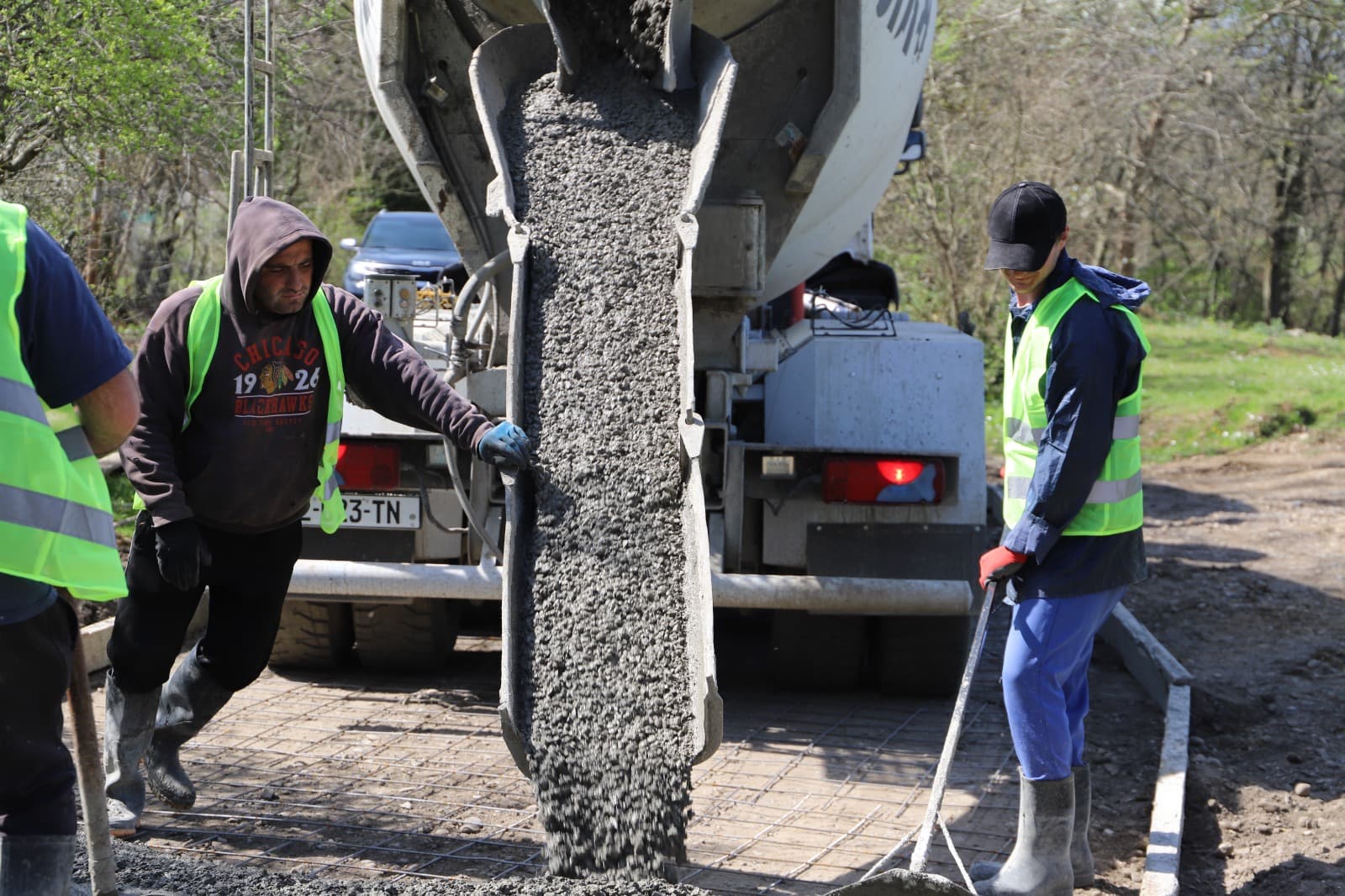 <p style="text-align: justify">თერჯოლის მუნიციპალიტეტის მერმა მანუჩარ რობაქიძემ საკრებულოს თავმჯდომარესთან სოსო ჩაფიჩაძესთან ერთად საგზაო ინფრასტრუქტურის სარეაბილიტაციო სამუშაოები დაათვალიერა.</p><p style="text-align: justify">მუნიციპალიტეტის მერიის ინფორმაციით, სოფელ ღვანკითში მიმდინარეობს ცენტრალური გზის სარეაბილიტაციო სამუშაოების მეორე ეტაპი. პროექტის ფარგლებში არმირებული ბეტონის საფარით რეაბილიტაცია ჩაუტარდება &nbsp;3,2 კმ გზას. სამუშაოების ხელშეკრულების ღირებულება შეადგენს 887 000 ლარს.</p><p style="text-align: justify">სოფელ ეწერში მიმდინარეობს უკელებების უბანში არსებული გზის სარეაბილიტაციო სამუშაოების მეორე ეტაპი, პროექტის ფარგლებში არმირებული ბეტონის საფარით რეაბილიტაცია ჩაუტარდება 3,5 კმ გზას. სამუშაოების ხელშეკრულების ღირებულება შეადგენს 827 100 ლარს.</p><p style="text-align: justify">ორივე ინფრასტრუქტურული პროექტი გარდამავალია და უახლოეს პერიოდში დასრულდება.</p><p style="text-align: justify">ინფრასტრუქტურული პროექტების მონიტორინგს მერის პირველი მოადგილე ზვიად ბაზაძე ადმინისტრაციულ ერთეულებში სოფლის მაჟორიტარ დეპუტატებთან და მერის წარმომადგენლებთან ერთად ესწრებოდა.</p>