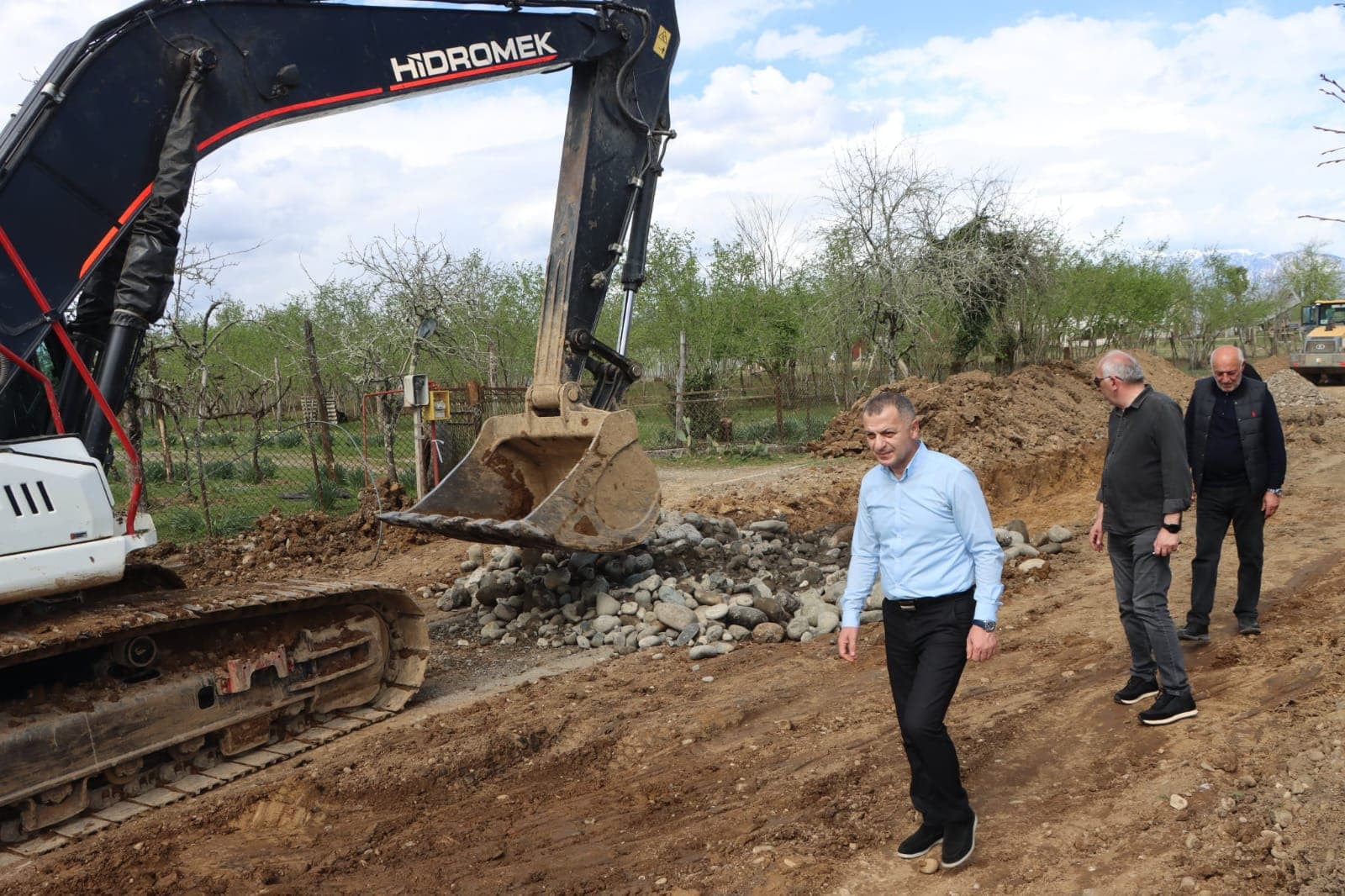 <p style="text-align: justify">ადგილობრივი მნიშვნელობის ნაკიფუ-ულურიას საავტომობილო გზის რეაბილიტაცია დაიწყო.</p><p style="text-align: justify">სამუშაოების მიმდინარეობას წალენჯიხის მუნიციპალიტეტის მერი გუბა საჯაია, მერის პირველ მოადგილესთან ბესიკ ფარცვანიასთან ერთად გაეცნო.</p><p style="text-align: justify">სარეაბილიტაციო მონაკვეთი 4 კილომეტრზე, ნაკიფუ-ულურია-ჩხოროწყუს მუნიციპალიტეტის სოფელ ჯუმითს დაუკავშირდება.</p><p style="text-align: justify">პროექტი სახელმწიფო ბიუჯეტიდან ფინანსდება და სამუშაოებს საავტომობილო გზების დეპარტამენტი ასრულებს. ამ ეტაპზე გზის ვაკისის მოხსნა-მოშანდაკების სამუშაოები მიმდინარეობს.</p><p style="text-align: justify">აღნიშნულ &nbsp;გზაზე ბოლო 30 წელზე მეტია სარეაბილიტაციო სამუშაოები არ ჩატარებულა, დაზიანებული საფარი კი მოსახლეობის ყოველდღიურ გადაადგილებას მნიშვნელოვნად ართულებდა.</p><p style="text-align: justify">პროექტის ფარგლებში განხორციელდება გზის სრული რეაბილიტაცია, ასფალტბეტონის საფარის მოწყობა, კიუვეტებისა და სანიაღვრე არხების გამართვა.</p>