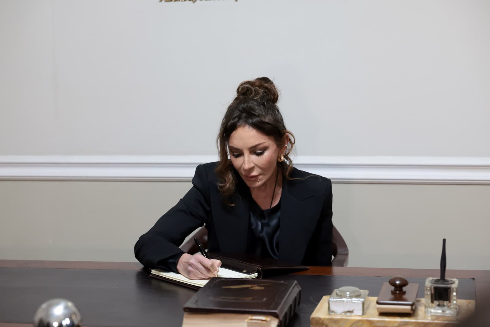 <p style="text-align: justify">აზერბაიჯანის რესპუბლიკის პირველი ლედი მეჰრიბან ალიევა მირზა-ფათალი ახუნდოვის სახელობის აზერბაიჯანული კულტურის მუზეუმს ეწვია.</p><p style="text-align: justify">პრესსამსახურის ინფორმაციით, მეჰრიბან ალიევასთან ერთად მუზეუმში პირველი ლედი თამარ ბაგრატიონი, კულტურის მინისტრი თინათინ რუხაძე, მისი მოადგილე გიორგი მირცხულავა და მირზა-ფათალი ახუნდოვის სახელობის აზერბაიჯანული კულტურის მუზეუმის დირექტორი ლეილა ალიევა იმყოფებოდნენ.</p><p style="text-align: justify">სტუმრები მუზეუმის ისტორიას გაეცნენ. ასევე დაათვალიერეს საექსპოზიციო სივრცე და ახუნდოვის კულტურის ცენტრი, სადაც შეხვედრები, გამოფენები და სხვადასხვა კულტურული ღონისძიებები ტარდება.</p><p style="text-align: justify">მუზეუმი 1982 წელს დიდი აზერბაიჯანელი დრამატურგის, საზოგადო მოღვაწისა და მწერლის 170-ე წლისთავთან დაკავშირებით გაიხსნა სწორედ იმ შენობაში, რომელშიც მირზა ახუნდოვი ცხოვრობდა. მირზა ახუნდოვის მოღვაწეობა მჭიდროდაა დაკავშირებული საქართველოსთან, ხოლო მისი მუზეუმი წარმოადგენს კულტურულ ხიდს საქართველოსა და აზერბაიჯანს შორის.</p>