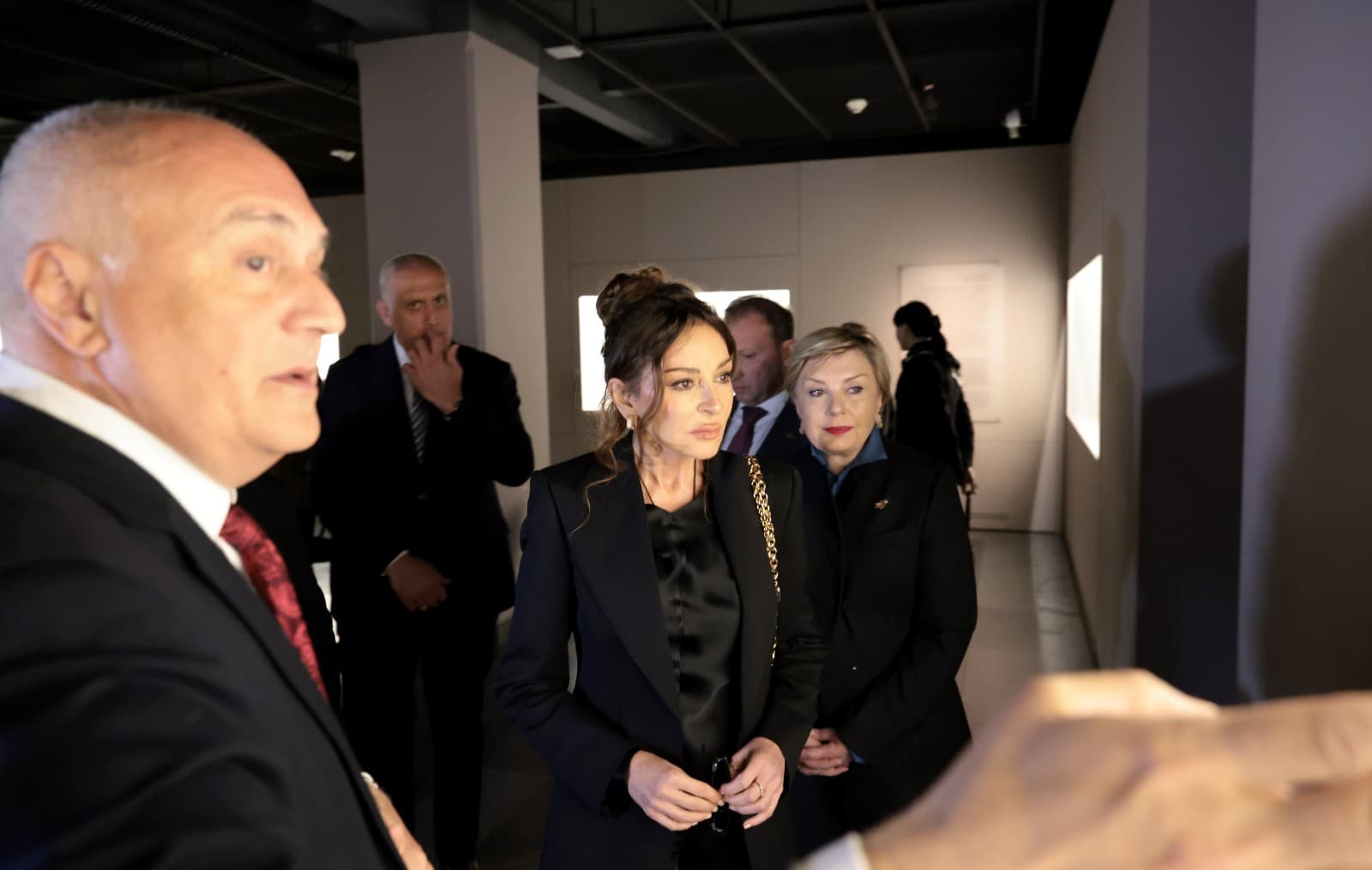 <p style="text-align: justify">სახელმწიფო ვიზიტის ფარგლებში, აზერბაიჯანის პირველი ლედი მეჰრიბან ალიევა საქართველოს ეროვნულ მუზეუმს ეწვია, სადაც მას პირველმა ლედიმ თამარ ბაგრატიონმა, კულტურის მინისტრმა თინათინ რუხაძემ, მისმა მოადგილემ გიორგი მირცხულავამ და მუზეუმის გენერალურმა დირექტორმა დავით ლორთქიფანიძემ უმასპინძლეს.</p><p style="text-align: justify">პრესსამსახურის ინფორმაციით, სტუმრებმა დაათვალიერეს მუზეუმის მუდმივმოქმედი ექსპოზიციები, მათ შორის, "ქვის ხანა საქართველოში“, რომელშიც წარმოდგენილია საქართველოს ტერიტორიაზე აღმოჩენილი უმნიშვნელოვანესი არქეოლოგიური მასალა.</p><p style="text-align: justify">ასევე, დაათვალიერეს საგამოფენო სივრცე „არქეოლოგიური საგანძური“, სადაც წარმოდგენილია საქართველოს ტერიტორიაზე აღმოჩენილი უნიკალური საიუველირო ნაკეთობები, რომლებიც &nbsp;ძვ. წ. III ათასწლეულიდან ახ. წ. IV საუკუნემდე თარიღდება. გამოფენა ნათლად წარმოაჩენს ქვეყნის უძველეს კულტურულ ტრადიციებს.</p><p style="text-align: justify">მეჰრიბან ალიევამ საქართველოს ეროვნულ მუზეუმს „აზერხალიჩის“ წარმოების ხუთი უნიკალური ხალიჩა გადასცა, რომლებიც ტრადიციული წესით, შალისა და აბრეშუმის ძაფებით ხელით არის ნაქსოვი.</p>