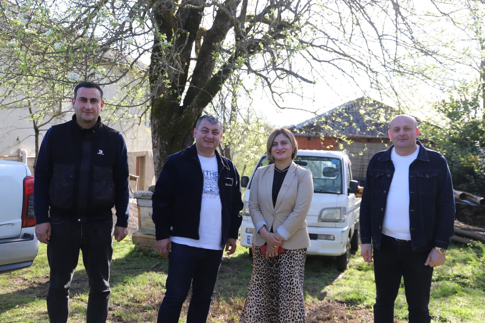 <p style="text-align: justify">თერჯოლის მუნიციპალიტეტის მერმა სოციალურად დაუცველ და მრავალშვილიან ოჯახებს საყოფაცხოვრებო ნივთები გადასცა.</p><p style="text-align: justify">მანუჩარ რობაქიძემ სოციალური დახმარების ბენეფიციარი ოჯახები საკრებულოს თავმჯდომარე სოსო ჩაფიჩაძესთან ერთად მოინახულა.</p><p style="text-align: justify">მიმდინარე წლის მორიგი სოციალური აქცია მერიის ჯანდაცვისა და სოციალურ საკითხთა სამსახურის, ბავშვის დაცვისა და მხარდაჭერის განყოფილების ორგანიზებით განხორციელდა.&nbsp;</p><p style="text-align: justify">თერჯოლის მერის ინიციატივით, მსგავსი ტიპის აქციები ბავშვიანი ოჯახების მხარდაჭერის პროგრამის ფარგლებში ინტენსიურად ეწყობა და მოქალაქეების საცხოვრებელი პირობების გაუმჯობესებას ისახავს მიზნად.</p><p style="text-align: justify">მუნიციპალიტეტში აღნიშნული პროგრამა უკვე მეოთხე წელია, მოქმედებს და ამ დრომდე დახმარება 90-მდე ოჯახმა მიიღო.</p>