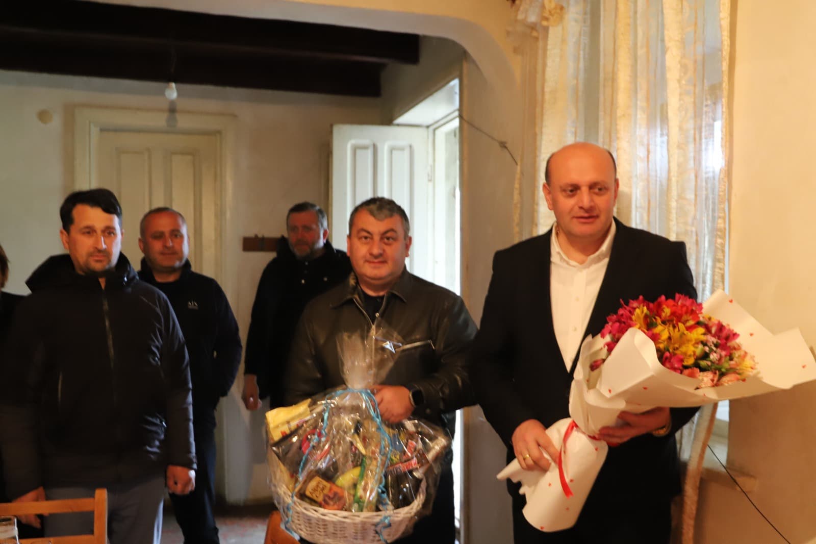 <p style="text-align: justify">თერჯოლის მუნიციპალიტეტის მერმა მანუჩარ რობაქიძემ, საკრებულოს თავმჯდომარე სოსო ჩაფიჩაძესთან და ადგილობრივი თვითმმართველობის წარმომადგენლებთან ერთად, სოფელ ახალთერჯოლაში მცხოვრებ ეკატერინე არაბიძეს 103-ე დაბადების დღე მიულოცა.</p><p style="text-align: justify">მერმა იუბილარს ჯანმრთელობა და დღეგრძელობა უსურვა. მანუჩარ რობაქიძის განცხადებით, ხანდაზმულ ადამიანებზე ზრუნვა და მათი დაფასება მუნიციპალიტეტისთვის ერთ-ერთ მნიშვნელოვან მიმართულებას წარმოადგენს.</p><p style="text-align: justify">103 წლის შესრულებასთან დაკავშირებით, მუნიციპალიტეტის მერიისგან ეკატერინე არაბიძეს ფულადი დახმარების სახით 1000 ლარი გადაეცემა.</p>