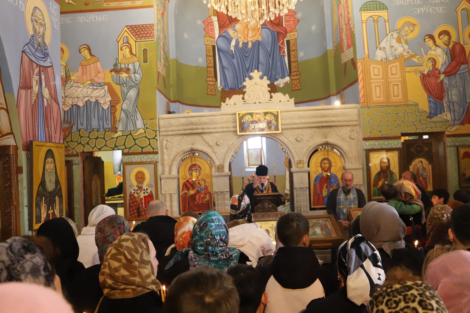 <p style="text-align: justify">თერჯოლის მუნიციპალიტეტის მერი მანუჩარ რობაქიძე, საკრებულოს თავმჯდომარე სოსო ჩაფიჩაძესთან ერთად, საქართველოს კათოლიკოს-პატრიარქის ხსოვნისადმი მიძღვნილ ღონისძიებას დაესწრო.</p><p style="text-align: justify">ღონისძიების ფარგლებში, ღვთისმშობლის ხარების ტაძარში ჩატარდა უწმინდესისა და უნეტარესის ილია II–ის სულის მოსახსენებელი პანაშვიდი; მოეწყო პატრიარქისადმი მიძღვნილი თემატური სტენდი, სადაც გამოფენილი იყო საჯარო სკოლის მოსწავლეთა თვალით დანახული პატრიარქის პორტრეტები, ქართული კალიგრაფიით შესრულებული „გვიყვარხარ პატრიარქო“, ასევე გაიმართა სხვა ღონისძიებები.&nbsp;</p><p style="text-align: justify">ღვთისმშობლის ხარების ტაძრის ეზოში, დაირგო კვიპაროსის და კედარის ნერგები.</p><p style="text-align: justify">ღონისძიებების ფარგლებში მონაწილეები კულტურის სახლის დარბაზში დოკუმენტური ფილმის "პატრიარქის"&nbsp; ჩვენებას დაესწრნენ. &nbsp;</p><p style="text-align: justify">პატრიარქის ხსოვნისადმი მიძღვნილი შემეცნებითი ღონისძიება მერიის განათლების, კულტურის,სპორტის და ახალგაზრდულ საქმეთა სამსახურის ორგანიზებით მოეწყო და მას თერჯოლისა და ტყიბულის მეუფე, მიტროპოლიტი &nbsp;გიორგი შალამბერიძე, მერის მოადგილეები: ზვიად ბაზაძე და მირზა ქოჩიაშვილი დაესწრნენ, ადგილობრივი ხელისუფლების და სასკოლო საზოგადოების &nbsp;წარმომადგენლებთან ერთად.</p>