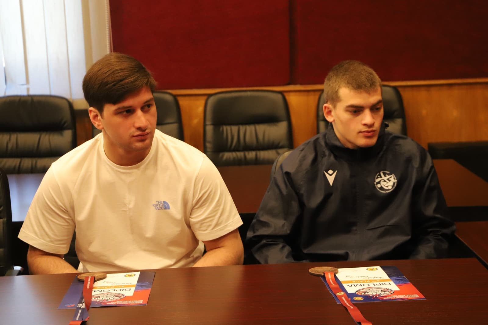 <p style="text-align: justify">თერჯოლის მუნიციპალიტეტის მერი მანუჩარ რობაქიძე, საკრებულოს თავმჯდომარე სოსო ჩაფიჩაძესთან ერთად, სამბოში ევროპის პრიზიორებს - ვახტანგ შუღლაძეს და ლუკა ნიქაბაძეს შეხვდა.</p><p style="text-align: justify">მერმა გამარჯვებულ სპორტსმენებს და მათ მწვრთნელს ლერი ჯიხვაშვილს &nbsp;მიღწეული შედეგები მიულოცა, მადლობის სიგელები გადასცა და შემდგომში წარმატებები უსურვა. &nbsp;ევროპის პრიზიორებს მუნიციპალიტეტის მერიისგან ჯილდოდ 1000 ლარი გადაეცემა.</p><p style="text-align: justify">სერბეთში გამართული ევროპის ჩემპიონატის ფარგლებში, თერჯოლელმა სამბისტებმა 21-წლამდელებს შორის, საბრძოლო სამბოში მიიღეს მონაწილეობა, ვახტანგ შუღლაძემ (-79 კგ) და ლუკა ნიქაბაძემ (-98 კგ) &nbsp;ბრინჯაოს მედლები მოიპოვეს.</p><p style="text-align: justify">შეხვედრას მერიის განათლების, კულტურის, სპორტის და ახალგაზრდულ საქმეთა სამსახურის ხელმძღვანელი მაკა ასათიანი, საკრებულოს განათლების, კულტურის და ახალგაზრდულ საქმეთა კომისიის თავმჯდომარე ნინო ოქრუაძე, საკრებულოს აპარატის უფროსი ანა მარგველაშვილი და თერჯოლის სპორტის სასახლის დირექტორი ირაკლი ჩხეიძე დაესწრნენ.</p>