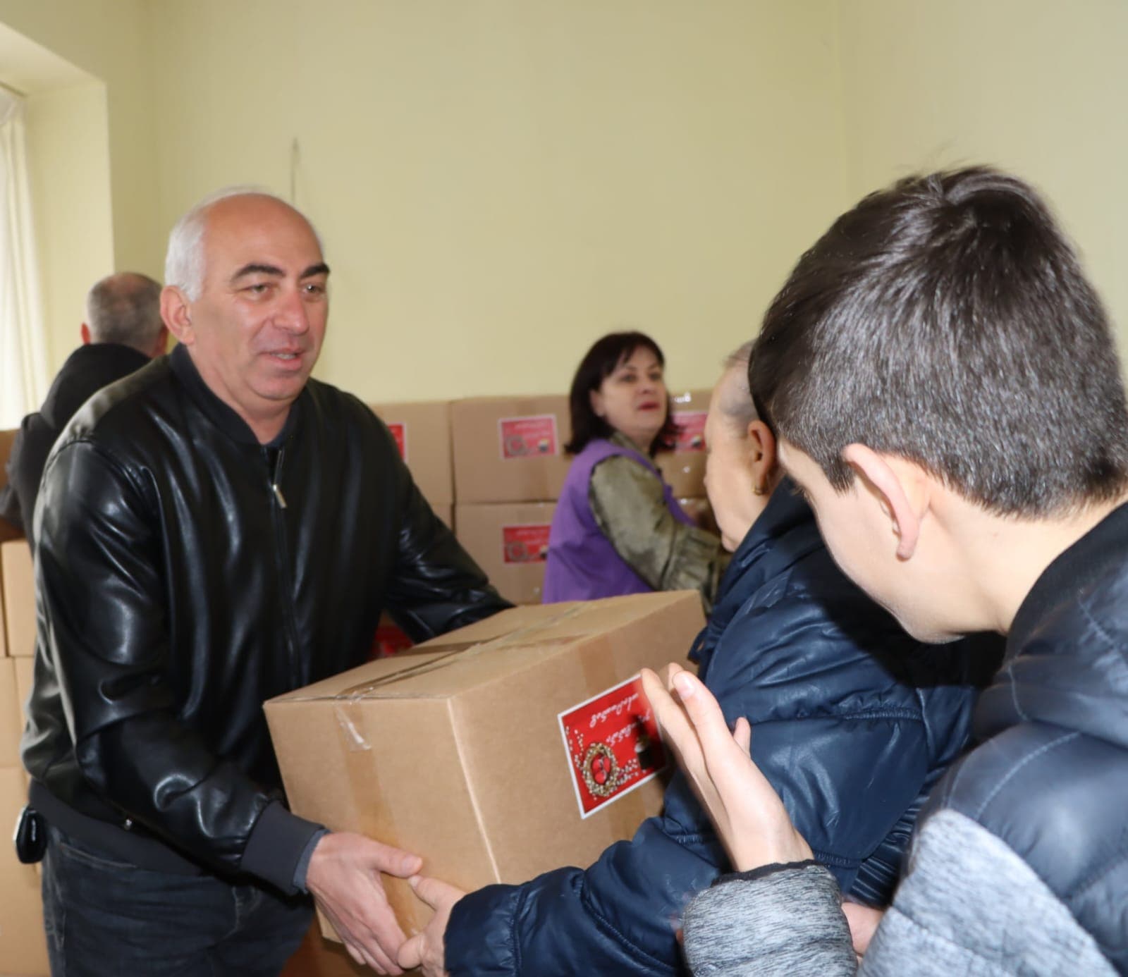 <p style="text-align: justify">უფასო სასადილოთი მოსარგებლე ბენეფიციარებს სააღდგომო ნობათი გადაეცათ.</p><p style="text-align: justify">წალენჯიხის მუნიციპალიტეტის მერმა გუბა საჯაიამ, საკრებულოს თავმჯდომარის მოადგილე დარეჯან დადიანთან, მერის მოადგილეებთან,საკრებულოს წევრებთან და ა(ა)იპ წალენჯიხის " სათნოების სახლის"ხელმძღვანელთან ერთად, უფასო სასადილოს ბენეფიციარებს ქალაქ წალენჯიხასა და ქალაქ ჯვარში სააღდგომო &nbsp;ნობათი გადასცა და დამდეგი აღდგომის ბრწყინვალე დღესასწაული მიულოცა.</p><p style="text-align: justify">ნობათი სხვადასხვა სახის პროდუქტებს მოიცავს და ის მთლიანობაში ქალაქ წალენჯიხისა და ქალაქ ჯვარის უმწეოთა სასადილოების 234-მა ბენეფიციარმა მიიღო.</p>