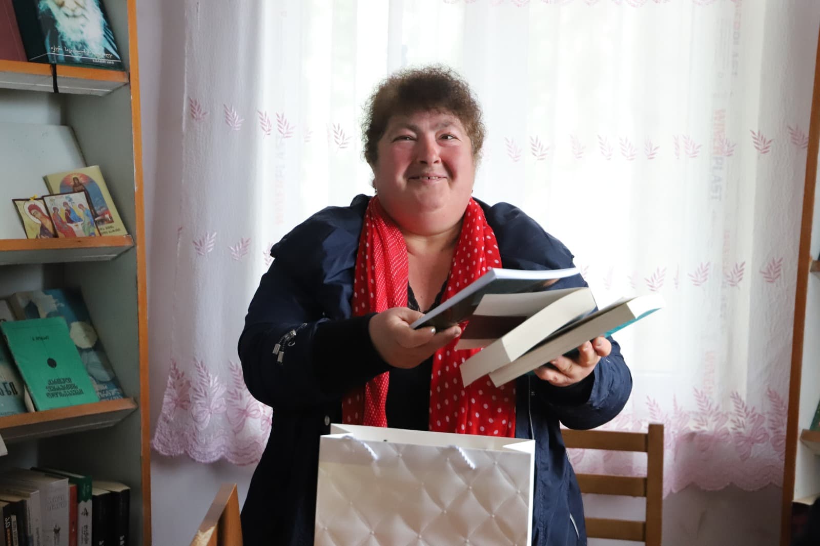 <p style="text-align: justify">თერჯოლის მუნიციპალიტეტის მერმა ბიბლიოთეკებს და მათ მკითხველებს წიგნის ჩუქების დღე მიულოცა.</p><p style="text-align: justify">ამ დღესთან დაკავშირებით მანუჩარ რობაქიძემ, საკრებულოს თავმჯდომარე სოსო ჩაფიჩაძესთან ერთად წიგნები გადასცა საჩუქრად სოფელ გოგნის ახლად გახსნილ ბიბლიოთეკას, რომელიც რამდენიმეწლიანი პაუზის შემდეგ&nbsp;ადგა და მოსახლეობის მოთხოვნის საფუძველზე მარტიდან &nbsp;ფუნქციონირებს.</p><p style="text-align: justify">ხელმძღვანელი &nbsp;პირები &nbsp;დღესვე ქ. თერჯოლის საჯარო &nbsp;და&nbsp;საბავშვო ბიბლიოთეკას, ჭოგნარის, სიქთარვის და ქვ. სიმონეთის ბიბლიოთეკებს ეწვივნენ, წიგნები გადასცეს საჩუქრად და წარმატებები უსურვეს.&nbsp;</p><p style="text-align: justify">თერჯოლის მერის თქმით, &nbsp;ბიბლიოთეკების არსებობა, წიგნადი ფონდი, ახალგაზრდების განათლებაზე ზრუნვა და ხელშეწყობა, მუნიციპალიტეტისთვის ერთ-ერთი პრიორიტეტია, ბოლო წლებში &nbsp;საბიბლიოთეკო საქმიანობა &nbsp;4 სოფელში განახლდა და მომავალში განსაკუთრებული ყურადღება მიექცევა მათ ფუნქციონირება-განვითარებას.</p><p style="text-align: justify">საგანმანათლებლო ღონისძიება, მერიის განათლების, კულტურის, სპორტის და ახალგაზრდულ საქმეთა სამსახურის და ა(ა)იპ თერჯოლის სახელოვნებო განათლების, კულტურისა და ტურიზმის მუნიციპალური ცენტრის ორგანიზებით გაიმართა.</p><p style="text-align: justify">23 აპრილი წიგნის ჩუქების საერთაშორისო დღე, საქართველოში &nbsp;2019 წელს &nbsp;დაწესდა და მისი მიზანია წიგნის პოპულარიზაცია და მომავალი თაობისათვის წიგნის სიყვარულის გაზრდა-დანერგვა. თერჯოლის მუნიციპალიტეტის მერია &nbsp;ამ დღესთან დაკავშირებულ აქტივობებს, უკვე მესამე წელია, უერთდება.</p>