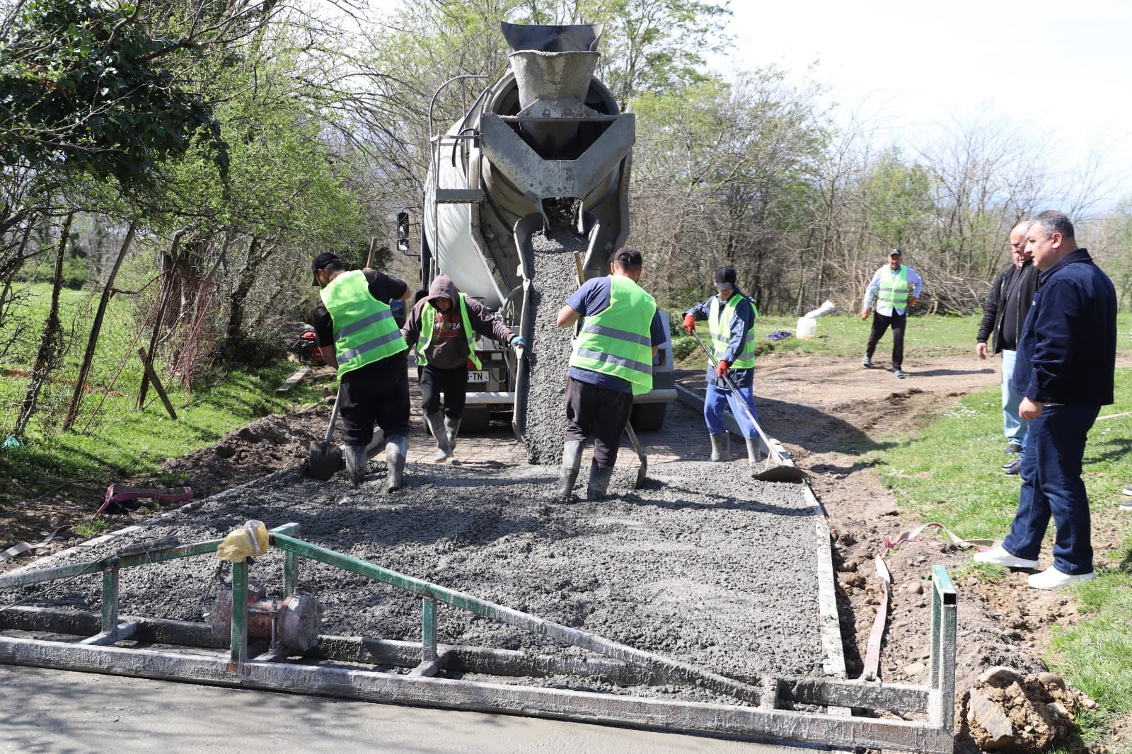 <p style="text-align: justify">თერჯოლის მუნიციპალიტეტის მერმა მანუჩარ რობაქიძემ საკრებულოს თავმჯდომარესთან სოსო ჩაფიჩაძესთან ერთად საგზაო ინფრასტრუქტურის სარეაბილიტაციო სამუშაოები დაათვალიერა.</p><p style="text-align: justify">მუნიციპალიტეტის მერიის ინფორმაციით, სოფელ ღვანკითში მიმდინარეობს ცენტრალური გზის სარეაბილიტაციო სამუშაოების მეორე ეტაპი. პროექტის ფარგლებში არმირებული ბეტონის საფარით რეაბილიტაცია ჩაუტარდება &nbsp;3,2 კმ გზას. სამუშაოების ხელშეკრულების ღირებულება შეადგენს 887 000 ლარს.</p><p style="text-align: justify">სოფელ ეწერში მიმდინარეობს უკელებების უბანში არსებული გზის სარეაბილიტაციო სამუშაოების მეორე ეტაპი, პროექტის ფარგლებში არმირებული ბეტონის საფარით რეაბილიტაცია ჩაუტარდება 3,5 კმ გზას. სამუშაოების ხელშეკრულების ღირებულება შეადგენს 827 100 ლარს.</p><p style="text-align: justify">ორივე ინფრასტრუქტურული პროექტი გარდამავალია და უახლოეს პერიოდში დასრულდება.</p><p style="text-align: justify">ინფრასტრუქტურული პროექტების მონიტორინგს მერის პირველი მოადგილე ზვიად ბაზაძე ადმინისტრაციულ ერთეულებში სოფლის მაჟორიტარ დეპუტატებთან და მერის წარმომადგენლებთან ერთად ესწრებოდა.</p>