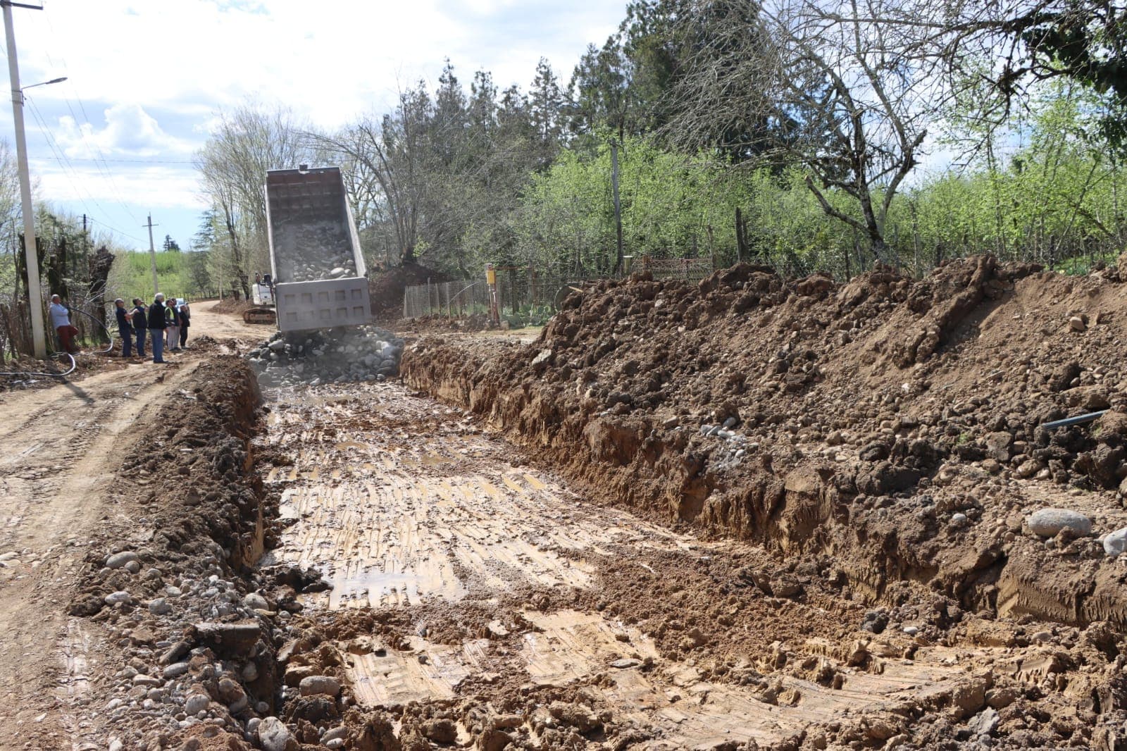 <p style="text-align: justify">ადგილობრივი მნიშვნელობის ნაკიფუ-ულურიას საავტომობილო გზის რეაბილიტაცია დაიწყო.</p><p style="text-align: justify">სამუშაოების მიმდინარეობას წალენჯიხის მუნიციპალიტეტის მერი გუბა საჯაია, მერის პირველ მოადგილესთან ბესიკ ფარცვანიასთან ერთად გაეცნო.</p><p style="text-align: justify">სარეაბილიტაციო მონაკვეთი 4 კილომეტრზე, ნაკიფუ-ულურია-ჩხოროწყუს მუნიციპალიტეტის სოფელ ჯუმითს დაუკავშირდება.</p><p style="text-align: justify">პროექტი სახელმწიფო ბიუჯეტიდან ფინანსდება და სამუშაოებს საავტომობილო გზების დეპარტამენტი ასრულებს. ამ ეტაპზე გზის ვაკისის მოხსნა-მოშანდაკების სამუშაოები მიმდინარეობს.</p><p style="text-align: justify">აღნიშნულ &nbsp;გზაზე ბოლო 30 წელზე მეტია სარეაბილიტაციო სამუშაოები არ ჩატარებულა, დაზიანებული საფარი კი მოსახლეობის ყოველდღიურ გადაადგილებას მნიშვნელოვნად ართულებდა.</p><p style="text-align: justify">პროექტის ფარგლებში განხორციელდება გზის სრული რეაბილიტაცია, ასფალტბეტონის საფარის მოწყობა, კიუვეტებისა და სანიაღვრე არხების გამართვა.</p>