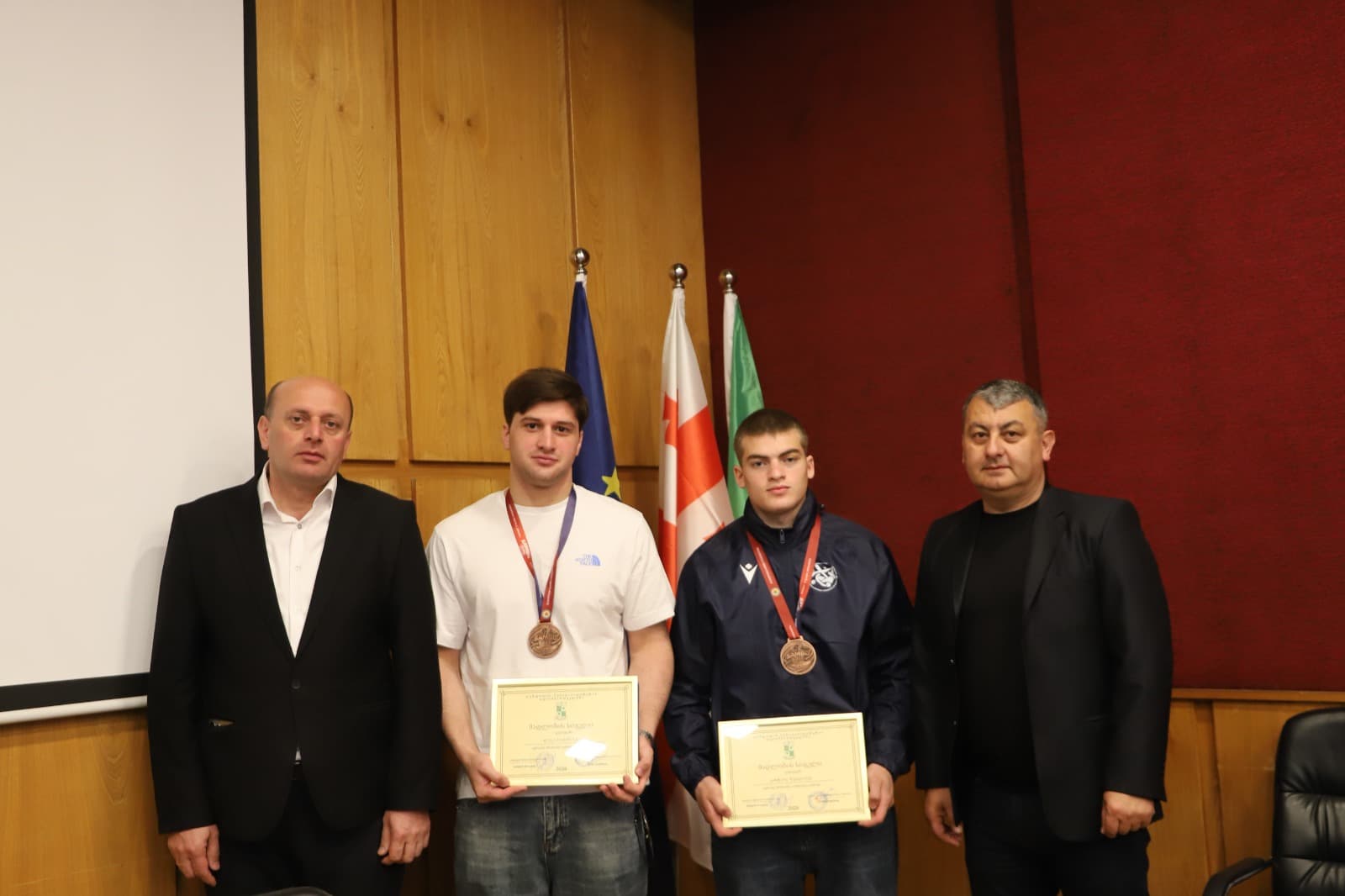 <p style="text-align: justify">თერჯოლის მუნიციპალიტეტის მერი მანუჩარ რობაქიძე, საკრებულოს თავმჯდომარე სოსო ჩაფიჩაძესთან ერთად, სამბოში ევროპის პრიზიორებს - ვახტანგ შუღლაძეს და ლუკა ნიქაბაძეს შეხვდა.</p><p style="text-align: justify">მერმა გამარჯვებულ სპორტსმენებს და მათ მწვრთნელს ლერი ჯიხვაშვილს &nbsp;მიღწეული შედეგები მიულოცა, მადლობის სიგელები გადასცა და შემდგომში წარმატებები უსურვა. &nbsp;ევროპის პრიზიორებს მუნიციპალიტეტის მერიისგან ჯილდოდ 1000 ლარი გადაეცემა.</p><p style="text-align: justify">სერბეთში გამართული ევროპის ჩემპიონატის ფარგლებში, თერჯოლელმა სამბისტებმა 21-წლამდელებს შორის, საბრძოლო სამბოში მიიღეს მონაწილეობა, ვახტანგ შუღლაძემ (-79 კგ) და ლუკა ნიქაბაძემ (-98 კგ) &nbsp;ბრინჯაოს მედლები მოიპოვეს.</p><p style="text-align: justify">შეხვედრას მერიის განათლების, კულტურის, სპორტის და ახალგაზრდულ საქმეთა სამსახურის ხელმძღვანელი მაკა ასათიანი, საკრებულოს განათლების, კულტურის და ახალგაზრდულ საქმეთა კომისიის თავმჯდომარე ნინო ოქრუაძე, საკრებულოს აპარატის უფროსი ანა მარგველაშვილი და თერჯოლის სპორტის სასახლის დირექტორი ირაკლი ჩხეიძე დაესწრნენ.</p>