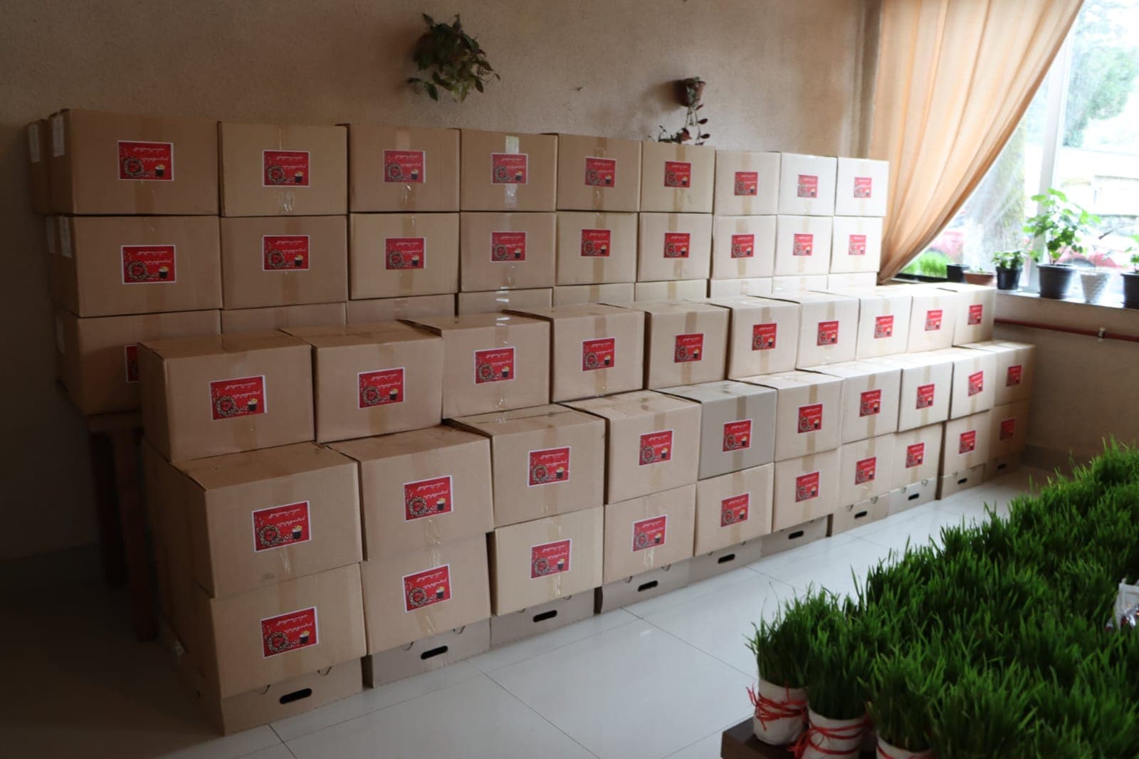 <p style="text-align: justify">უფასო სასადილოთი მოსარგებლე ბენეფიციარებს სააღდგომო ნობათი გადაეცათ.</p><p style="text-align: justify">წალენჯიხის მუნიციპალიტეტის მერმა გუბა საჯაიამ, საკრებულოს თავმჯდომარის მოადგილე დარეჯან დადიანთან, მერის მოადგილეებთან,საკრებულოს წევრებთან და ა(ა)იპ წალენჯიხის " სათნოების სახლის"ხელმძღვანელთან ერთად, უფასო სასადილოს ბენეფიციარებს ქალაქ წალენჯიხასა და ქალაქ ჯვარში სააღდგომო &nbsp;ნობათი გადასცა და დამდეგი აღდგომის ბრწყინვალე დღესასწაული მიულოცა.</p><p style="text-align: justify">ნობათი სხვადასხვა სახის პროდუქტებს მოიცავს და ის მთლიანობაში ქალაქ წალენჯიხისა და ქალაქ ჯვარის უმწეოთა სასადილოების 234-მა ბენეფიციარმა მიიღო.</p>