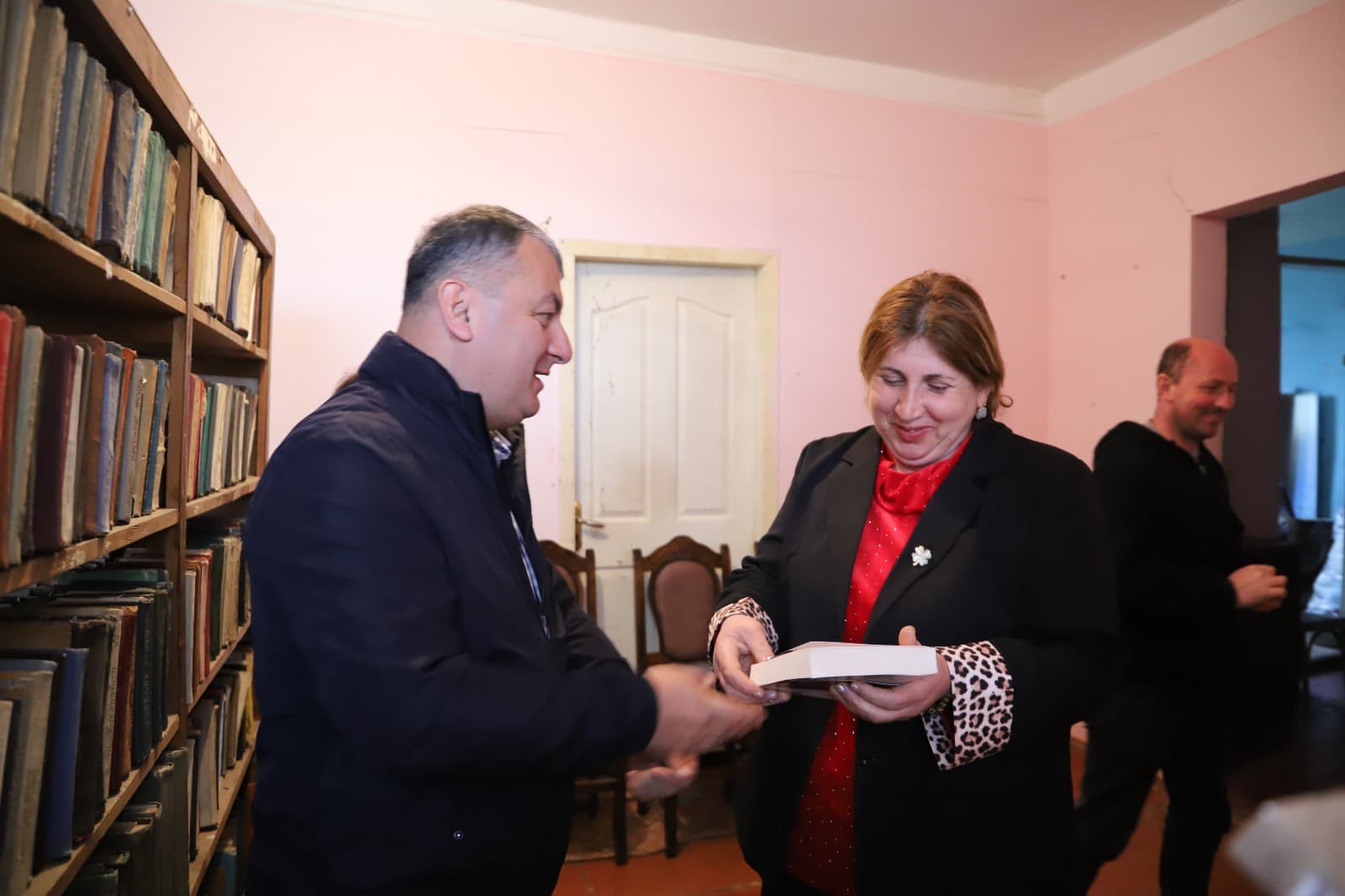 <p style="text-align: justify">თერჯოლის მუნიციპალიტეტის მერმა ბიბლიოთეკებს და მათ მკითხველებს წიგნის ჩუქების დღე მიულოცა.</p><p style="text-align: justify">ამ დღესთან დაკავშირებით მანუჩარ რობაქიძემ, საკრებულოს თავმჯდომარე სოსო ჩაფიჩაძესთან ერთად წიგნები გადასცა საჩუქრად სოფელ გოგნის ახლად გახსნილ ბიბლიოთეკას, რომელიც რამდენიმეწლიანი პაუზის შემდეგ&nbsp;ადგა და მოსახლეობის მოთხოვნის საფუძველზე მარტიდან &nbsp;ფუნქციონირებს.</p><p style="text-align: justify">ხელმძღვანელი &nbsp;პირები &nbsp;დღესვე ქ. თერჯოლის საჯარო &nbsp;და&nbsp;საბავშვო ბიბლიოთეკას, ჭოგნარის, სიქთარვის და ქვ. სიმონეთის ბიბლიოთეკებს ეწვივნენ, წიგნები გადასცეს საჩუქრად და წარმატებები უსურვეს.&nbsp;</p><p style="text-align: justify">თერჯოლის მერის თქმით, &nbsp;ბიბლიოთეკების არსებობა, წიგნადი ფონდი, ახალგაზრდების განათლებაზე ზრუნვა და ხელშეწყობა, მუნიციპალიტეტისთვის ერთ-ერთი პრიორიტეტია, ბოლო წლებში &nbsp;საბიბლიოთეკო საქმიანობა &nbsp;4 სოფელში განახლდა და მომავალში განსაკუთრებული ყურადღება მიექცევა მათ ფუნქციონირება-განვითარებას.</p><p style="text-align: justify">საგანმანათლებლო ღონისძიება, მერიის განათლების, კულტურის, სპორტის და ახალგაზრდულ საქმეთა სამსახურის და ა(ა)იპ თერჯოლის სახელოვნებო განათლების, კულტურისა და ტურიზმის მუნიციპალური ცენტრის ორგანიზებით გაიმართა.</p><p style="text-align: justify">23 აპრილი წიგნის ჩუქების საერთაშორისო დღე, საქართველოში &nbsp;2019 წელს &nbsp;დაწესდა და მისი მიზანია წიგნის პოპულარიზაცია და მომავალი თაობისათვის წიგნის სიყვარულის გაზრდა-დანერგვა. თერჯოლის მუნიციპალიტეტის მერია &nbsp;ამ დღესთან დაკავშირებულ აქტივობებს, უკვე მესამე წელია, უერთდება.</p>