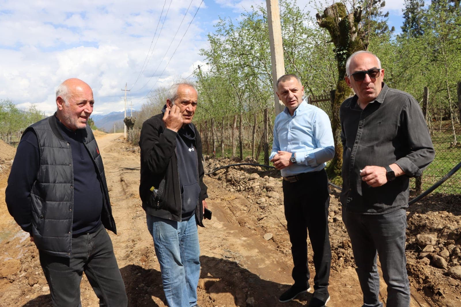 <p style="text-align: justify">ადგილობრივი მნიშვნელობის ნაკიფუ-ულურიას საავტომობილო გზის რეაბილიტაცია დაიწყო.</p><p style="text-align: justify">სამუშაოების მიმდინარეობას წალენჯიხის მუნიციპალიტეტის მერი გუბა საჯაია, მერის პირველ მოადგილესთან ბესიკ ფარცვანიასთან ერთად გაეცნო.</p><p style="text-align: justify">სარეაბილიტაციო მონაკვეთი 4 კილომეტრზე, ნაკიფუ-ულურია-ჩხოროწყუს მუნიციპალიტეტის სოფელ ჯუმითს დაუკავშირდება.</p><p style="text-align: justify">პროექტი სახელმწიფო ბიუჯეტიდან ფინანსდება და სამუშაოებს საავტომობილო გზების დეპარტამენტი ასრულებს. ამ ეტაპზე გზის ვაკისის მოხსნა-მოშანდაკების სამუშაოები მიმდინარეობს.</p><p style="text-align: justify">აღნიშნულ &nbsp;გზაზე ბოლო 30 წელზე მეტია სარეაბილიტაციო სამუშაოები არ ჩატარებულა, დაზიანებული საფარი კი მოსახლეობის ყოველდღიურ გადაადგილებას მნიშვნელოვნად ართულებდა.</p><p style="text-align: justify">პროექტის ფარგლებში განხორციელდება გზის სრული რეაბილიტაცია, ასფალტბეტონის საფარის მოწყობა, კიუვეტებისა და სანიაღვრე არხების გამართვა.</p>