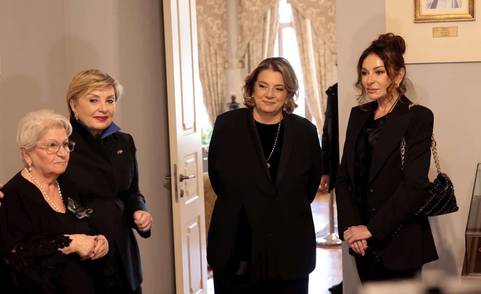 <p style="text-align: justify">აზერბაიჯანის რესპუბლიკის პირველი ლედი მეჰრიბან ალიევა მირზა-ფათალი ახუნდოვის სახელობის აზერბაიჯანული კულტურის მუზეუმს ეწვია.</p><p style="text-align: justify">პრესსამსახურის ინფორმაციით, მეჰრიბან ალიევასთან ერთად მუზეუმში პირველი ლედი თამარ ბაგრატიონი, კულტურის მინისტრი თინათინ რუხაძე, მისი მოადგილე გიორგი მირცხულავა და მირზა-ფათალი ახუნდოვის სახელობის აზერბაიჯანული კულტურის მუზეუმის დირექტორი ლეილა ალიევა იმყოფებოდნენ.</p><p style="text-align: justify">სტუმრები მუზეუმის ისტორიას გაეცნენ. ასევე დაათვალიერეს საექსპოზიციო სივრცე და ახუნდოვის კულტურის ცენტრი, სადაც შეხვედრები, გამოფენები და სხვადასხვა კულტურული ღონისძიებები ტარდება.</p><p style="text-align: justify">მუზეუმი 1982 წელს დიდი აზერბაიჯანელი დრამატურგის, საზოგადო მოღვაწისა და მწერლის 170-ე წლისთავთან დაკავშირებით გაიხსნა სწორედ იმ შენობაში, რომელშიც მირზა ახუნდოვი ცხოვრობდა. მირზა ახუნდოვის მოღვაწეობა მჭიდროდაა დაკავშირებული საქართველოსთან, ხოლო მისი მუზეუმი წარმოადგენს კულტურულ ხიდს საქართველოსა და აზერბაიჯანს შორის.</p>