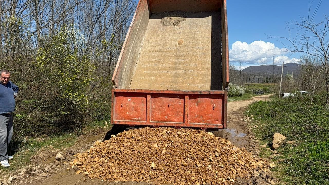 <p style="text-align: justify">თერჯოლის მუნიციპალიტეტში, აღდგომის დღესასწაულთან დაკავშირებით, სასაფლაოების მიმდებარე ტერიტორიების და მისასვლელი გზების მოწესრიგება მიმდინარეობს.</p><p style="text-align: justify">პრესსამსახურის ინფორმაციით, მუნიციპალიტეტის მასშტაბით, ყველა სასაფლაოსთან მისასვლელი გზა გაიწმინდება და მოიხრეშება, რათა მოსახლეობამ თავისუფლად და უსაფრთხოდ შეძლოს გადაადგილება.</p><p style="text-align: justify">სამუშაოები მუნიციპალიტეტის მერიისა და ა (ა) იპ დასუფთავებისა და კეთილმოწყობის მუნიციპალური ცენტრის ორგანიზებით მიმდინარეობს.</p>