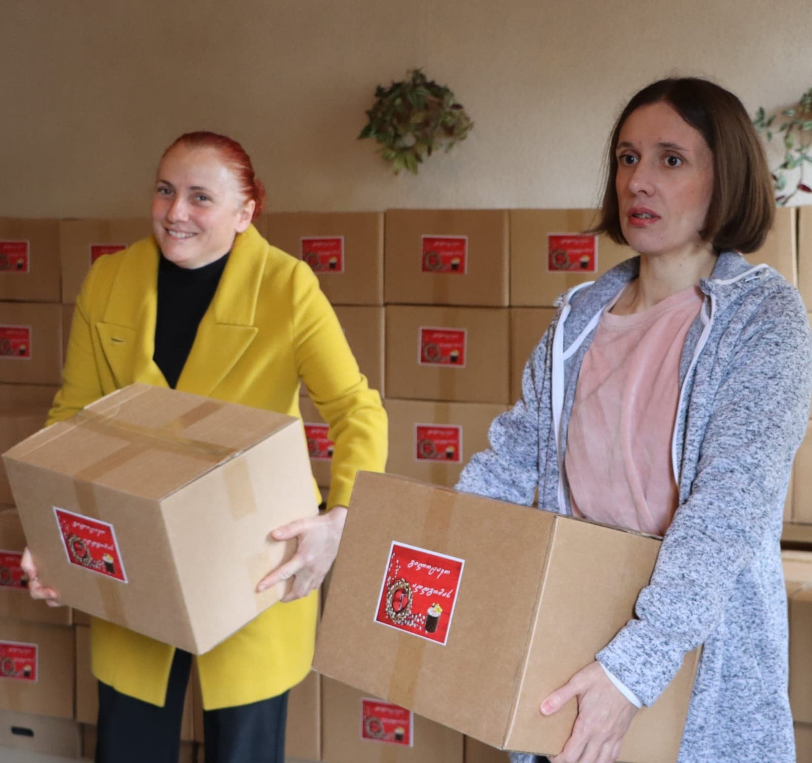 <p style="text-align: justify">უფასო სასადილოთი მოსარგებლე ბენეფიციარებს სააღდგომო ნობათი გადაეცათ.</p><p style="text-align: justify">წალენჯიხის მუნიციპალიტეტის მერმა გუბა საჯაიამ, საკრებულოს თავმჯდომარის მოადგილე დარეჯან დადიანთან, მერის მოადგილეებთან,საკრებულოს წევრებთან და ა(ა)იპ წალენჯიხის " სათნოების სახლის"ხელმძღვანელთან ერთად, უფასო სასადილოს ბენეფიციარებს ქალაქ წალენჯიხასა და ქალაქ ჯვარში სააღდგომო &nbsp;ნობათი გადასცა და დამდეგი აღდგომის ბრწყინვალე დღესასწაული მიულოცა.</p><p style="text-align: justify">ნობათი სხვადასხვა სახის პროდუქტებს მოიცავს და ის მთლიანობაში ქალაქ წალენჯიხისა და ქალაქ ჯვარის უმწეოთა სასადილოების 234-მა ბენეფიციარმა მიიღო.</p>