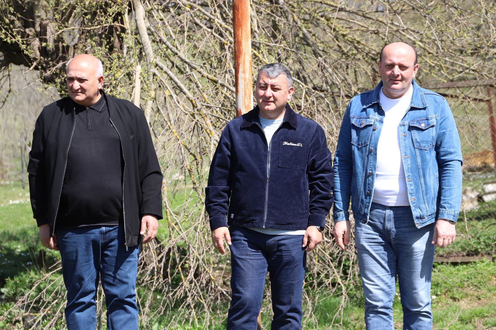 <p style="text-align: justify">თერჯოლის მუნიციპალიტეტის მერმა მანუჩარ რობაქიძემ საკრებულოს თავმჯდომარესთან სოსო ჩაფიჩაძესთან ერთად საგზაო ინფრასტრუქტურის სარეაბილიტაციო სამუშაოები დაათვალიერა.</p><p style="text-align: justify">მუნიციპალიტეტის მერიის ინფორმაციით, სოფელ ღვანკითში მიმდინარეობს ცენტრალური გზის სარეაბილიტაციო სამუშაოების მეორე ეტაპი. პროექტის ფარგლებში არმირებული ბეტონის საფარით რეაბილიტაცია ჩაუტარდება &nbsp;3,2 კმ გზას. სამუშაოების ხელშეკრულების ღირებულება შეადგენს 887 000 ლარს.</p><p style="text-align: justify">სოფელ ეწერში მიმდინარეობს უკელებების უბანში არსებული გზის სარეაბილიტაციო სამუშაოების მეორე ეტაპი, პროექტის ფარგლებში არმირებული ბეტონის საფარით რეაბილიტაცია ჩაუტარდება 3,5 კმ გზას. სამუშაოების ხელშეკრულების ღირებულება შეადგენს 827 100 ლარს.</p><p style="text-align: justify">ორივე ინფრასტრუქტურული პროექტი გარდამავალია და უახლოეს პერიოდში დასრულდება.</p><p style="text-align: justify">ინფრასტრუქტურული პროექტების მონიტორინგს მერის პირველი მოადგილე ზვიად ბაზაძე ადმინისტრაციულ ერთეულებში სოფლის მაჟორიტარ დეპუტატებთან და მერის წარმომადგენლებთან ერთად ესწრებოდა.</p>