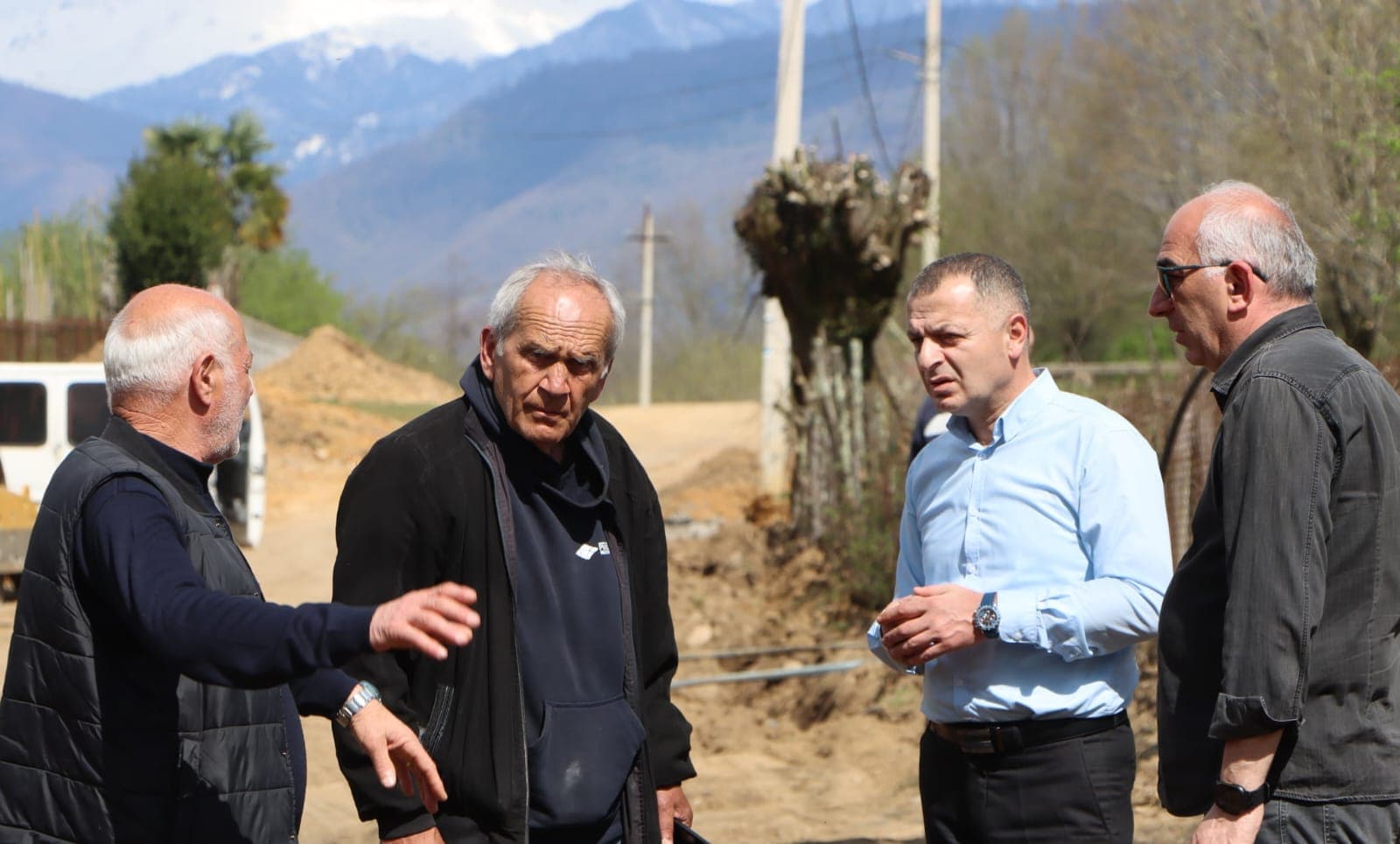 <p style="text-align: justify">ადგილობრივი მნიშვნელობის ნაკიფუ-ულურიას საავტომობილო გზის რეაბილიტაცია დაიწყო.</p><p style="text-align: justify">სამუშაოების მიმდინარეობას წალენჯიხის მუნიციპალიტეტის მერი გუბა საჯაია, მერის პირველ მოადგილესთან ბესიკ ფარცვანიასთან ერთად გაეცნო.</p><p style="text-align: justify">სარეაბილიტაციო მონაკვეთი 4 კილომეტრზე, ნაკიფუ-ულურია-ჩხოროწყუს მუნიციპალიტეტის სოფელ ჯუმითს დაუკავშირდება.</p><p style="text-align: justify">პროექტი სახელმწიფო ბიუჯეტიდან ფინანსდება და სამუშაოებს საავტომობილო გზების დეპარტამენტი ასრულებს. ამ ეტაპზე გზის ვაკისის მოხსნა-მოშანდაკების სამუშაოები მიმდინარეობს.</p><p style="text-align: justify">აღნიშნულ &nbsp;გზაზე ბოლო 30 წელზე მეტია სარეაბილიტაციო სამუშაოები არ ჩატარებულა, დაზიანებული საფარი კი მოსახლეობის ყოველდღიურ გადაადგილებას მნიშვნელოვნად ართულებდა.</p><p style="text-align: justify">პროექტის ფარგლებში განხორციელდება გზის სრული რეაბილიტაცია, ასფალტბეტონის საფარის მოწყობა, კიუვეტებისა და სანიაღვრე არხების გამართვა.</p>