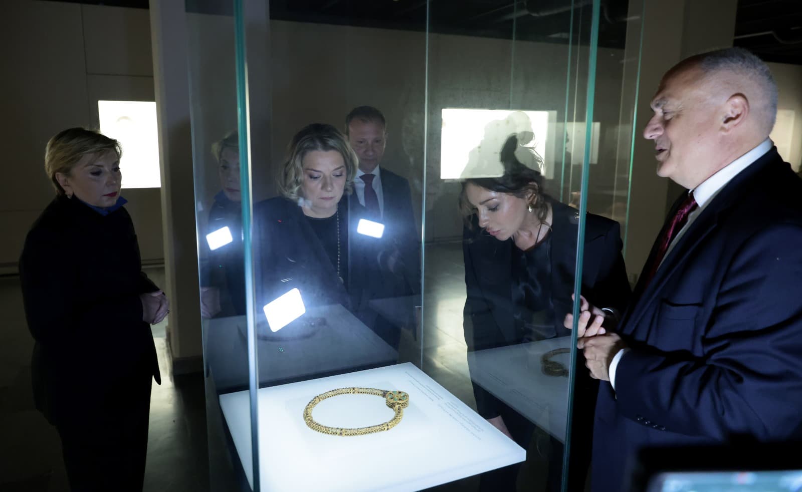 <p style="text-align: justify">სახელმწიფო ვიზიტის ფარგლებში, აზერბაიჯანის პირველი ლედი მეჰრიბან ალიევა საქართველოს ეროვნულ მუზეუმს ეწვია, სადაც მას პირველმა ლედიმ თამარ ბაგრატიონმა, კულტურის მინისტრმა თინათინ რუხაძემ, მისმა მოადგილემ გიორგი მირცხულავამ და მუზეუმის გენერალურმა დირექტორმა დავით ლორთქიფანიძემ უმასპინძლეს.</p><p style="text-align: justify">პრესსამსახურის ინფორმაციით, სტუმრებმა დაათვალიერეს მუზეუმის მუდმივმოქმედი ექსპოზიციები, მათ შორის, "ქვის ხანა საქართველოში“, რომელშიც წარმოდგენილია საქართველოს ტერიტორიაზე აღმოჩენილი უმნიშვნელოვანესი არქეოლოგიური მასალა.</p><p style="text-align: justify">ასევე, დაათვალიერეს საგამოფენო სივრცე „არქეოლოგიური საგანძური“, სადაც წარმოდგენილია საქართველოს ტერიტორიაზე აღმოჩენილი უნიკალური საიუველირო ნაკეთობები, რომლებიც &nbsp;ძვ. წ. III ათასწლეულიდან ახ. წ. IV საუკუნემდე თარიღდება. გამოფენა ნათლად წარმოაჩენს ქვეყნის უძველეს კულტურულ ტრადიციებს.</p><p style="text-align: justify">მეჰრიბან ალიევამ საქართველოს ეროვნულ მუზეუმს „აზერხალიჩის“ წარმოების ხუთი უნიკალური ხალიჩა გადასცა, რომლებიც ტრადიციული წესით, შალისა და აბრეშუმის ძაფებით ხელით არის ნაქსოვი.</p>