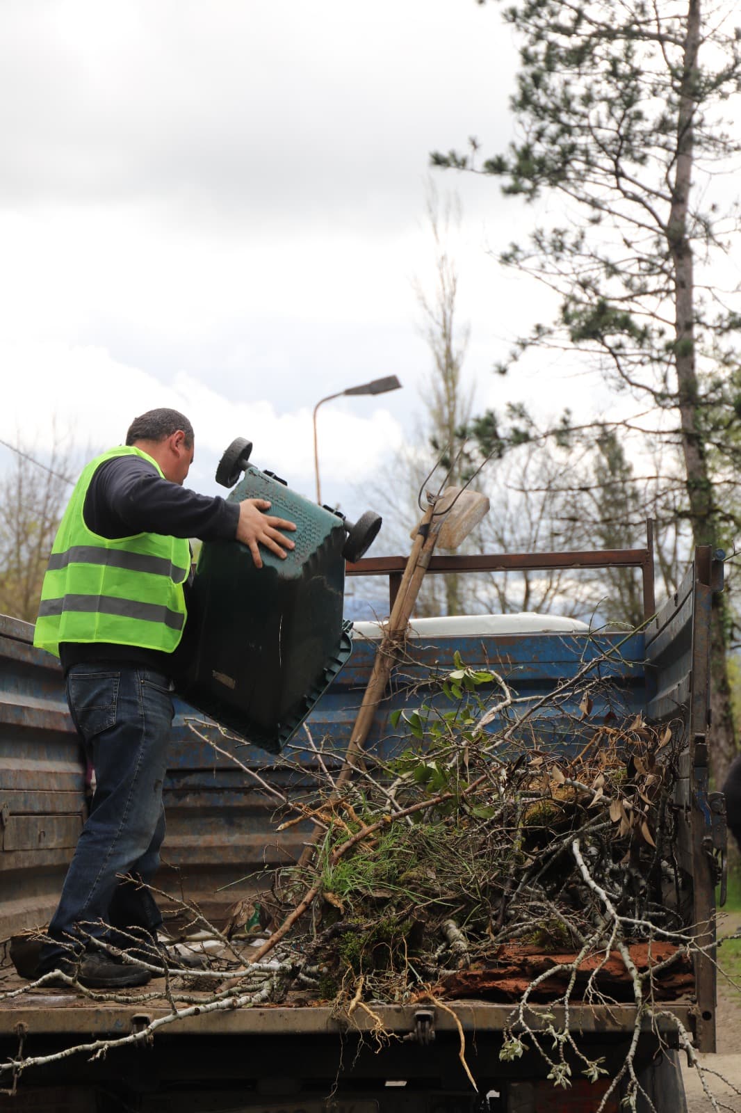<p style="text-align: justify">აღდგომის ბრწყინვალე დღესასწაულის მოახლოებასთან დაკავშირებით, თერჯოლის მუნიციპალიტეტის მერიის ორგანიზებით, დღეს თერჯოლაში არსებული სასაფლაო და მისი მიმდებარე ტერიტორია დასუფთავდა.</p><p style="text-align: justify">მუნიციპალიტეტის წარმომადგენლებმა სასაფლაოს მიმდებარე ტერიტორია სამშენებლო და საყოფაცხოვრებო ნარჩენებისგან გაწმინდეს.</p><p style="text-align: justify">შეგროვილი ნარჩენები გატანილ იქნა დასუფთავების მუნიციპალური ცენტრის სპეციალური ტექნიკის გამოყენებით.</p><p style="text-align: justify">დღესვე, სასაფლაოსთან მისასვლელი გზა მოწესრიგდა რუფოთში, ჩხარსა და ალისუბანში.</p><p style="text-align: justify">მუნიციპალიტეტის მასშტაბით, სასაფლაოებთან მისასვლელი გზების მოწესრიგება და მიმდებარე ტერიტორიების დასუფთავების აქციები მთელი კვირის მანძილზე გაგრძელდება.</p>