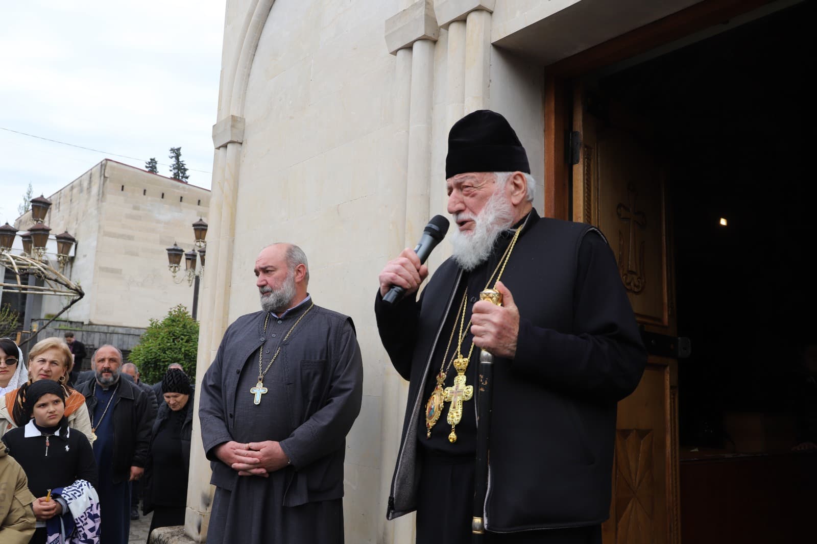 <p style="text-align: justify">თერჯოლის მუნიციპალიტეტის მერი მანუჩარ რობაქიძე, საკრებულოს თავმჯდომარე სოსო ჩაფიჩაძესთან ერთად, საქართველოს კათოლიკოს-პატრიარქის ხსოვნისადმი მიძღვნილ ღონისძიებას დაესწრო.</p><p style="text-align: justify">ღონისძიების ფარგლებში, ღვთისმშობლის ხარების ტაძარში ჩატარდა უწმინდესისა და უნეტარესის ილია II–ის სულის მოსახსენებელი პანაშვიდი; მოეწყო პატრიარქისადმი მიძღვნილი თემატური სტენდი, სადაც გამოფენილი იყო საჯარო სკოლის მოსწავლეთა თვალით დანახული პატრიარქის პორტრეტები, ქართული კალიგრაფიით შესრულებული „გვიყვარხარ პატრიარქო“, ასევე გაიმართა სხვა ღონისძიებები.&nbsp;</p><p style="text-align: justify">ღვთისმშობლის ხარების ტაძრის ეზოში, დაირგო კვიპაროსის და კედარის ნერგები.</p><p style="text-align: justify">ღონისძიებების ფარგლებში მონაწილეები კულტურის სახლის დარბაზში დოკუმენტური ფილმის "პატრიარქის"&nbsp; ჩვენებას დაესწრნენ. &nbsp;</p><p style="text-align: justify">პატრიარქის ხსოვნისადმი მიძღვნილი შემეცნებითი ღონისძიება მერიის განათლების, კულტურის,სპორტის და ახალგაზრდულ საქმეთა სამსახურის ორგანიზებით მოეწყო და მას თერჯოლისა და ტყიბულის მეუფე, მიტროპოლიტი &nbsp;გიორგი შალამბერიძე, მერის მოადგილეები: ზვიად ბაზაძე და მირზა ქოჩიაშვილი დაესწრნენ, ადგილობრივი ხელისუფლების და სასკოლო საზოგადოების &nbsp;წარმომადგენლებთან ერთად.</p>