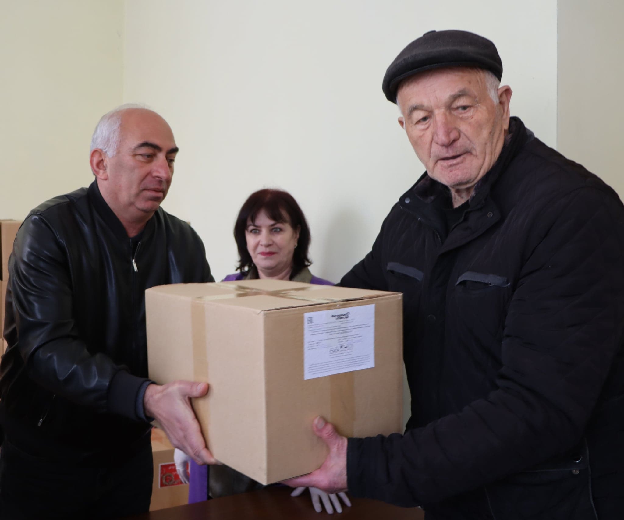 <p style="text-align: justify">უფასო სასადილოთი მოსარგებლე ბენეფიციარებს სააღდგომო ნობათი გადაეცათ.</p><p style="text-align: justify">წალენჯიხის მუნიციპალიტეტის მერმა გუბა საჯაიამ, საკრებულოს თავმჯდომარის მოადგილე დარეჯან დადიანთან, მერის მოადგილეებთან,საკრებულოს წევრებთან და ა(ა)იპ წალენჯიხის " სათნოების სახლის"ხელმძღვანელთან ერთად, უფასო სასადილოს ბენეფიციარებს ქალაქ წალენჯიხასა და ქალაქ ჯვარში სააღდგომო &nbsp;ნობათი გადასცა და დამდეგი აღდგომის ბრწყინვალე დღესასწაული მიულოცა.</p><p style="text-align: justify">ნობათი სხვადასხვა სახის პროდუქტებს მოიცავს და ის მთლიანობაში ქალაქ წალენჯიხისა და ქალაქ ჯვარის უმწეოთა სასადილოების 234-მა ბენეფიციარმა მიიღო.</p>