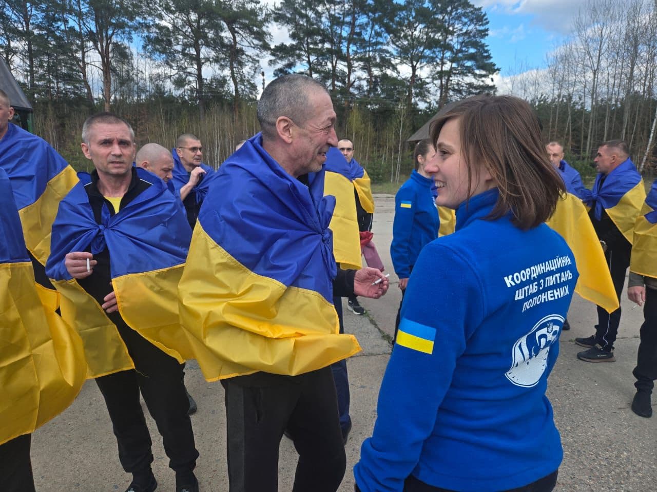 <p style="text-align: justify">რუსეთის ტყვეობიდან უკრაინაში კიდევ 193 ჯარისკაცი დაბრუნდა.</p><p style="text-align: justify">"ტყვეების გაცვლის ფარგლებში, 193 უკრაინელი ჯარისკაცი ბრუნდება სახლში. შეიარაღებული ძალების, ეროვნული გვარდიის, სახელმწიფო სასაზღვრო სამსახურის, ეროვნული პოლიციის და სახელმწიფო სპეციალური სატრანსპორტო სამსახურის სამხედრო მოსამსახურეები. ისინი იცავდნენ უკრაინას. მათ შორის არიან ისეთებიც, რომელთა წინააღმდეგაც რუსეთმა სისხლის სამართლის საქმეები აღძრა და ზოგიერთი მათგანი დაჭრილია“, – განაცხადა უკრაინის პრეზიდენტმა ვოლოდიმირ ზელენსკიმ.</p><p style="text-align: justify">ზელენსკიმ მადლობა გადაუხადა მათ, ვინც გაცვლაში მონაწილეობს და განსაკუთრებით ჯარისკაცებს, რომლებიც გაცვლით ფონდს ავსებენ.</p><p style="text-align: justify">"ჩვენ გვახსოვს თითოეული ადამიანი და ყოველდღიურად ვაგრძელებთ მუშაობას, რათა ჩვენი ხალხი რუსული ტყვეობიდან სამშობლოში დავაბრუნოთ“, - განაცხადა ზელენსკიმ.</p><p style="text-align: justify">"2000 წელს დაბადებული ბევრი ახალგაზრდა უკრაინელი მეომარი, ჯარისკაცი და ოფიცერი, რომლებიც ჩვენს ქვეყანას ყველა ფრონტზე იცავდნენ, თავისუფალია, ზოგი დაჭრილია. გათავისუფლებულთაგან ზოგიერთი უკანონო პატიმრობაში ჩეჩნეთში იმყოფებოდა“, - განაცხადა უკრაინის პრეზიდენტის ადმინისტრაციის უფროსმა კირილ ბუდანოვმა.</p><p style="text-align: justify">ბუდანოვმა ასევე ორ გათავისუფლებულ უკრაინელ ჯარისკაცს დაბადების დღე მიულოცა.</p><p style="text-align: justify">11 აპრილს, აღდგომის წინა დღეს, უკრაინაში 175 უკრაინელი სამხედრო მოსამსახურე და 7 მშვიდობიანი მოქალაქე დაბრუნდა.</p>