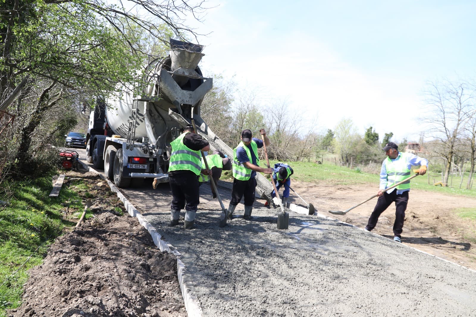 <p style="text-align: justify">თერჯოლის მუნიციპალიტეტის მერმა მანუჩარ რობაქიძემ საკრებულოს თავმჯდომარესთან სოსო ჩაფიჩაძესთან ერთად საგზაო ინფრასტრუქტურის სარეაბილიტაციო სამუშაოები დაათვალიერა.</p><p style="text-align: justify">მუნიციპალიტეტის მერიის ინფორმაციით, სოფელ ღვანკითში მიმდინარეობს ცენტრალური გზის სარეაბილიტაციო სამუშაოების მეორე ეტაპი. პროექტის ფარგლებში არმირებული ბეტონის საფარით რეაბილიტაცია ჩაუტარდება &nbsp;3,2 კმ გზას. სამუშაოების ხელშეკრულების ღირებულება შეადგენს 887 000 ლარს.</p><p style="text-align: justify">სოფელ ეწერში მიმდინარეობს უკელებების უბანში არსებული გზის სარეაბილიტაციო სამუშაოების მეორე ეტაპი, პროექტის ფარგლებში არმირებული ბეტონის საფარით რეაბილიტაცია ჩაუტარდება 3,5 კმ გზას. სამუშაოების ხელშეკრულების ღირებულება შეადგენს 827 100 ლარს.</p><p style="text-align: justify">ორივე ინფრასტრუქტურული პროექტი გარდამავალია და უახლოეს პერიოდში დასრულდება.</p><p style="text-align: justify">ინფრასტრუქტურული პროექტების მონიტორინგს მერის პირველი მოადგილე ზვიად ბაზაძე ადმინისტრაციულ ერთეულებში სოფლის მაჟორიტარ დეპუტატებთან და მერის წარმომადგენლებთან ერთად ესწრებოდა.</p>