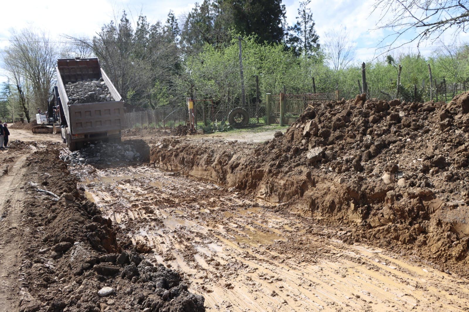 <p style="text-align: justify">ადგილობრივი მნიშვნელობის ნაკიფუ-ულურიას საავტომობილო გზის რეაბილიტაცია დაიწყო.</p><p style="text-align: justify">სამუშაოების მიმდინარეობას წალენჯიხის მუნიციპალიტეტის მერი გუბა საჯაია, მერის პირველ მოადგილესთან ბესიკ ფარცვანიასთან ერთად გაეცნო.</p><p style="text-align: justify">სარეაბილიტაციო მონაკვეთი 4 კილომეტრზე, ნაკიფუ-ულურია-ჩხოროწყუს მუნიციპალიტეტის სოფელ ჯუმითს დაუკავშირდება.</p><p style="text-align: justify">პროექტი სახელმწიფო ბიუჯეტიდან ფინანსდება და სამუშაოებს საავტომობილო გზების დეპარტამენტი ასრულებს. ამ ეტაპზე გზის ვაკისის მოხსნა-მოშანდაკების სამუშაოები მიმდინარეობს.</p><p style="text-align: justify">აღნიშნულ &nbsp;გზაზე ბოლო 30 წელზე მეტია სარეაბილიტაციო სამუშაოები არ ჩატარებულა, დაზიანებული საფარი კი მოსახლეობის ყოველდღიურ გადაადგილებას მნიშვნელოვნად ართულებდა.</p><p style="text-align: justify">პროექტის ფარგლებში განხორციელდება გზის სრული რეაბილიტაცია, ასფალტბეტონის საფარის მოწყობა, კიუვეტებისა და სანიაღვრე არხების გამართვა.</p>