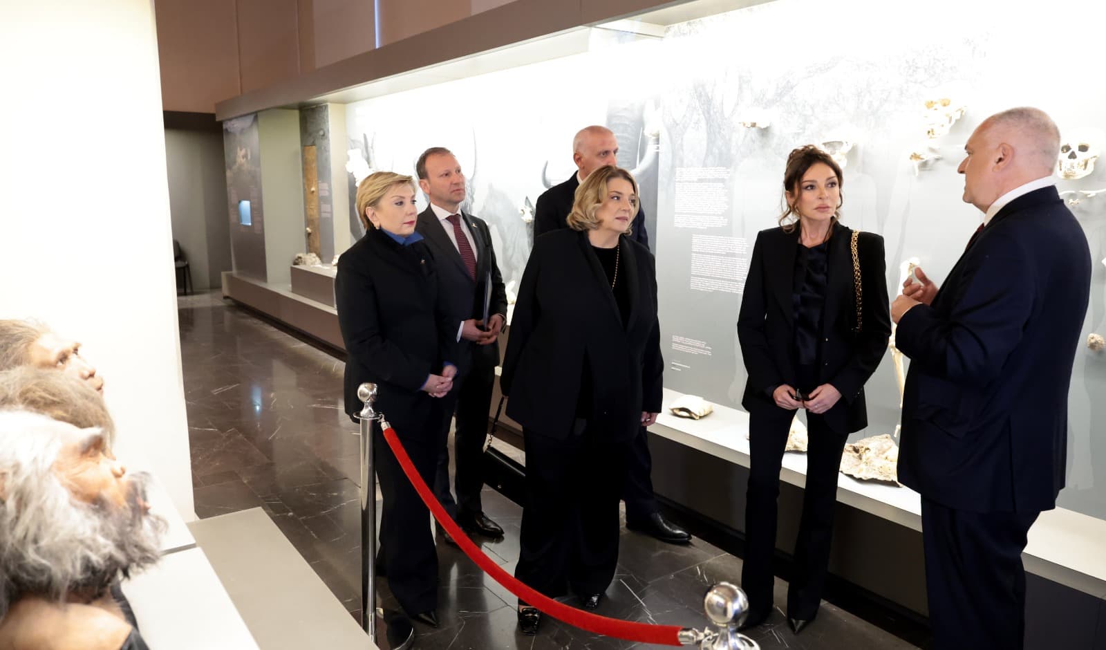 <p style="text-align: justify">სახელმწიფო ვიზიტის ფარგლებში, აზერბაიჯანის პირველი ლედი მეჰრიბან ალიევა საქართველოს ეროვნულ მუზეუმს ეწვია, სადაც მას პირველმა ლედიმ თამარ ბაგრატიონმა, კულტურის მინისტრმა თინათინ რუხაძემ, მისმა მოადგილემ გიორგი მირცხულავამ და მუზეუმის გენერალურმა დირექტორმა დავით ლორთქიფანიძემ უმასპინძლეს.</p><p style="text-align: justify">პრესსამსახურის ინფორმაციით, სტუმრებმა დაათვალიერეს მუზეუმის მუდმივმოქმედი ექსპოზიციები, მათ შორის, "ქვის ხანა საქართველოში“, რომელშიც წარმოდგენილია საქართველოს ტერიტორიაზე აღმოჩენილი უმნიშვნელოვანესი არქეოლოგიური მასალა.</p><p style="text-align: justify">ასევე, დაათვალიერეს საგამოფენო სივრცე „არქეოლოგიური საგანძური“, სადაც წარმოდგენილია საქართველოს ტერიტორიაზე აღმოჩენილი უნიკალური საიუველირო ნაკეთობები, რომლებიც &nbsp;ძვ. წ. III ათასწლეულიდან ახ. წ. IV საუკუნემდე თარიღდება. გამოფენა ნათლად წარმოაჩენს ქვეყნის უძველეს კულტურულ ტრადიციებს.</p><p style="text-align: justify">მეჰრიბან ალიევამ საქართველოს ეროვნულ მუზეუმს „აზერხალიჩის“ წარმოების ხუთი უნიკალური ხალიჩა გადასცა, რომლებიც ტრადიციული წესით, შალისა და აბრეშუმის ძაფებით ხელით არის ნაქსოვი.</p>