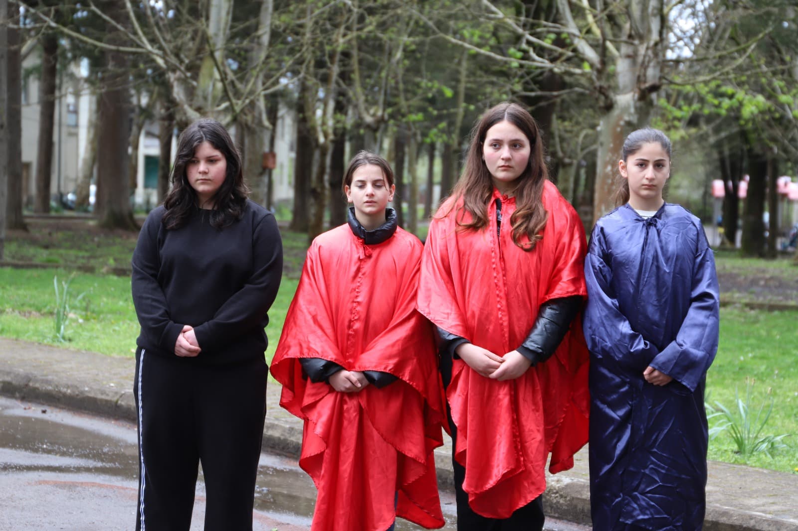 <p style="text-align: justify">თერჯოლის მუნიციპალიტეტის მერმა მანუჩარ რობაქიძემ, საკრებულოს თავმჯდომარემ სოსო ჩაფიჩაძემ და ადგილობრივი თვითმმართველობის სხვა წარმომადგენლებმა ქ.თერჯოლასა &nbsp;და სოფელ ძევრში, 9 აპრილის მემორიალები ყვავილებით შეამკეს და საქართველოს თავისუფლებისათვის ბრძოლაში დაღუპულთა ხსოვნას პატივი მიაგეს.&nbsp;</p><p style="text-align: justify">სასულიერო პირებმა გმირთა სულების მოსახსენებელი პანაშვიდი გადაიხადეს.&nbsp;</p><p style="text-align: justify">9 აპრილის ტრაგედიიდან 37 წელი გავიდა.</p>