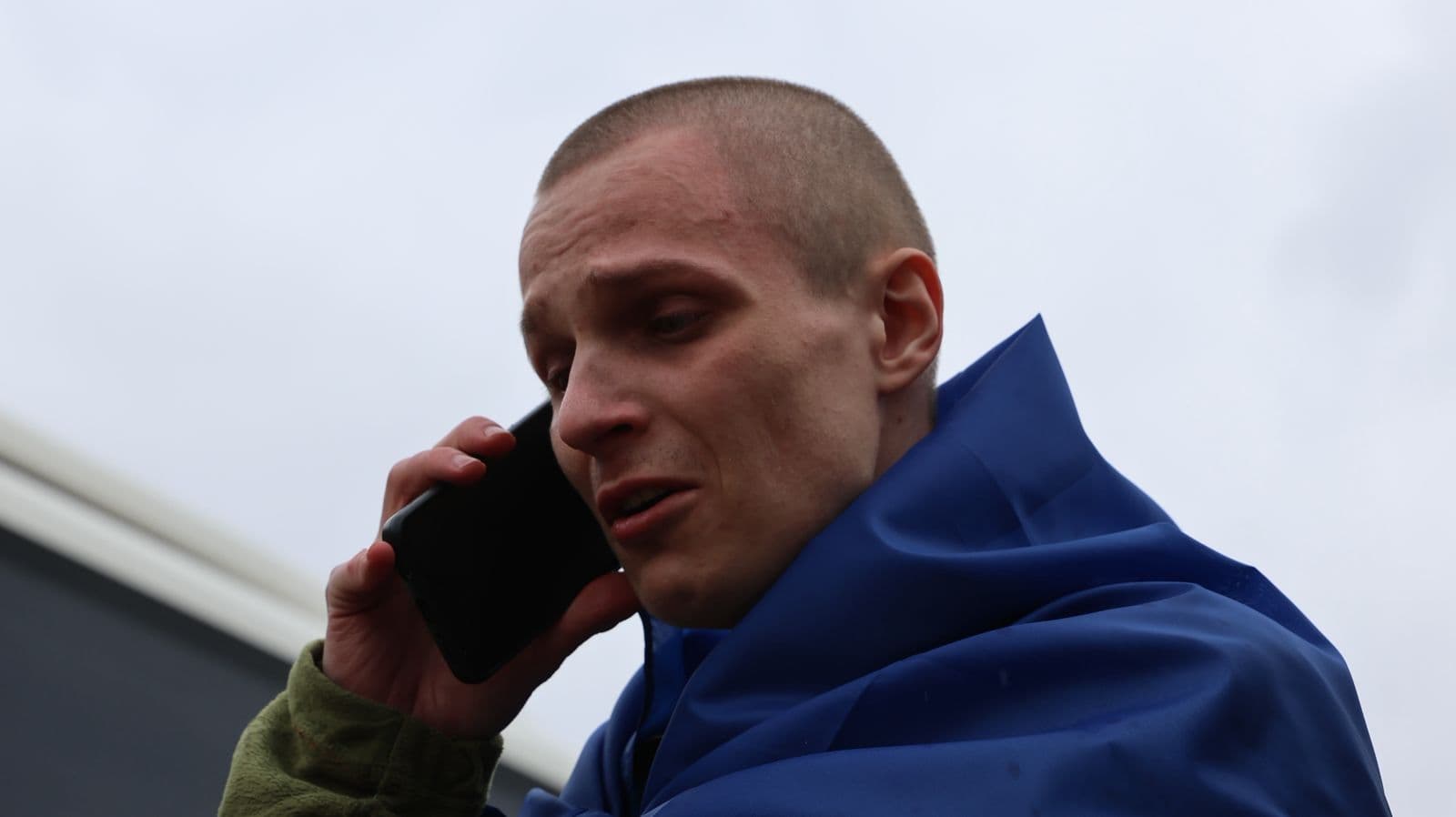 <p style="text-align: justify">უკრაინამ და რუსეთმა აღდგომის წინა დღეს სამხედრო ტყვეები გაცვალეს, სახლებში 175 დამცველი და 7 მშვიდობიანი მოქალაქე დაბრუნდა.</p><p style="text-align: justify">"ჩვენი ჯარისკაცები სახლში ბრუნდებიან. 175 ჯარისკაცი. შეიარაღებული ძალების, ეროვნული გვარდიის, სასაზღვრო დაცვის თანამშრომლები. რიგითები, სერჟანტები და ოფიცრები და შვიდი მშვიდობიანი მოქალაქე“, - განაცხადა უკრაინის პრეზიდენტმა ვოლოდიმირ ზელენსკიმ.</p><p style="text-align: justify">მისი თქმით, ტყვეობიდან დაბრუნებული ჯარისკაცები უკრაინას სხვადასხვა რაიონში იცავდნენ: მარიუპოლში, ჩერნობილის ატომურ ელექტროსადგურზე, დონეცკის, ლუგანსკის, ხარკოვის, ხერსონის, ზაპოროჟიეს, სუმის, კიევისა და კურსკის რაიონებში.</p><p style="text-align: justify">მათ შორის არიან დაჭრილები. უმეტესობა 2022 წლიდან ტყვეობაში იმყოფებოდა.</p><p style="text-align: justify">"მადლობა ყველა იმ დანაყოფს, რომელიც ავსებს ჩვენს გაცვლით ფონდს და ამით ჩვენს ხალხს დაბრუნებასთან აახლოებს. რუსული ტყვეობიდან ყველას დაბრუნება ჩვენთვის უმნიშვნელოვანესია. მადლობა მთელ მსოფლიოში ყველას, ვინც ამაში გვეხმარება“, - განაცხადა პრეზიდენტმა.</p><p style="text-align: justify">საკოორდინაციო შტაბმა აღნიშნა, რომ გათავისუფლებული ყველაზე ახალგაზრდა 22 წლისა, ყველაზე უფროსი - 63 წლის.</p><p style="text-align: justify">დღეს სამშობლოში ასევე შვიდი უკრაინელი მშვიდობიანი მოქალაქე დაბრუნდა, რომლებიც რუსეთის საოკუპაციო ძალებმა 2022 წელს დაატყვევეს.</p><div class="iframe-wrapper"><iframe src="https://www.facebook.com/plugins/video.php?height=314&amp;href=https%3A%2F%2Fwww.facebook.com%2Freel%2F981357450985761%2F&amp;show_text=false&amp;width=560&amp;t=0" frameborder="0" allowfullscreen="true" width="560" height="314" title="Embedded content" allow="autoplay; clipboard-write; encrypted-media; picture-in-picture; web-share" scrolling="no" style="border:none;overflow:hidden"></iframe></div>